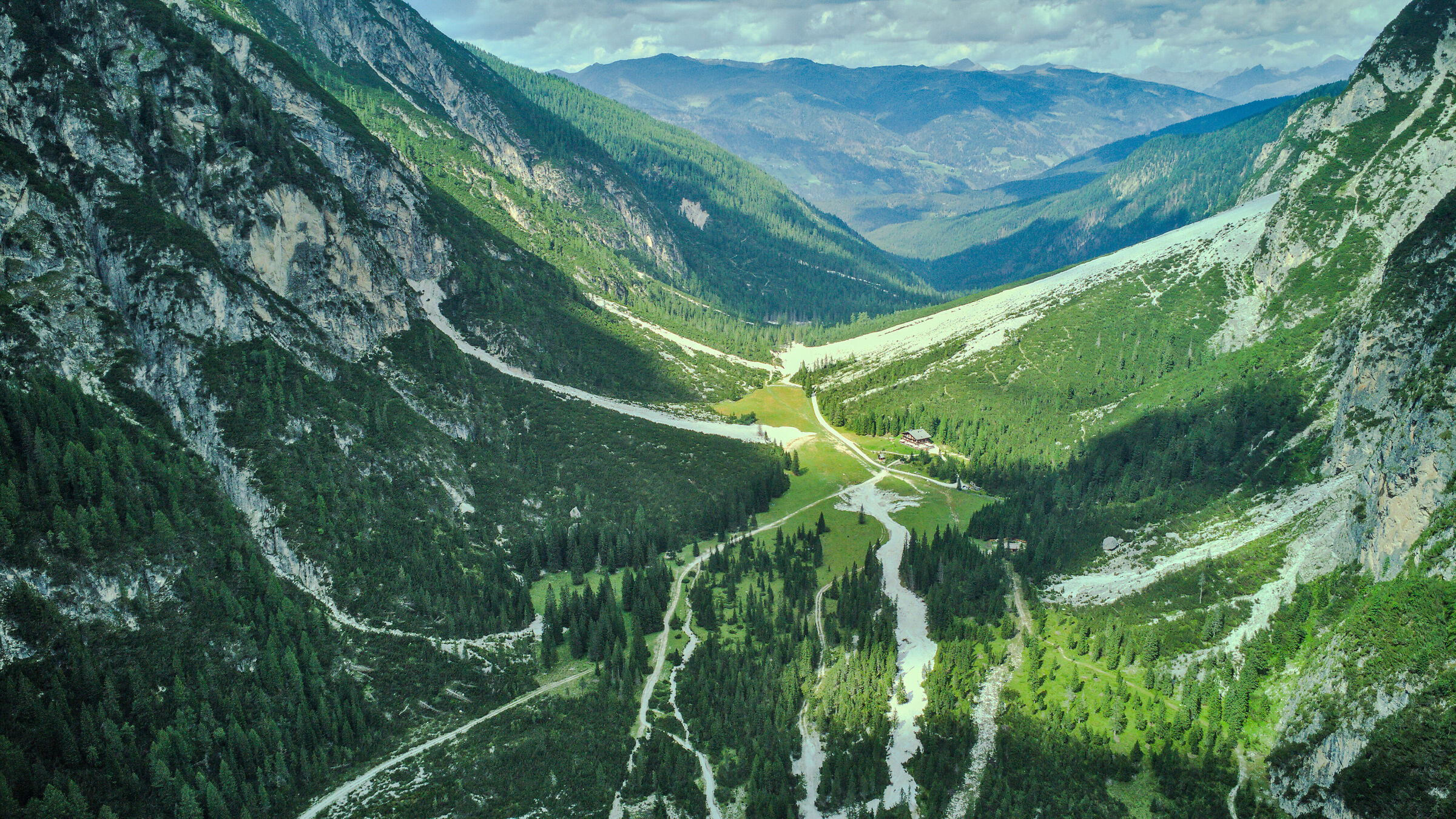 Val Campo di Dentro e rifugio Tre Scarperi
