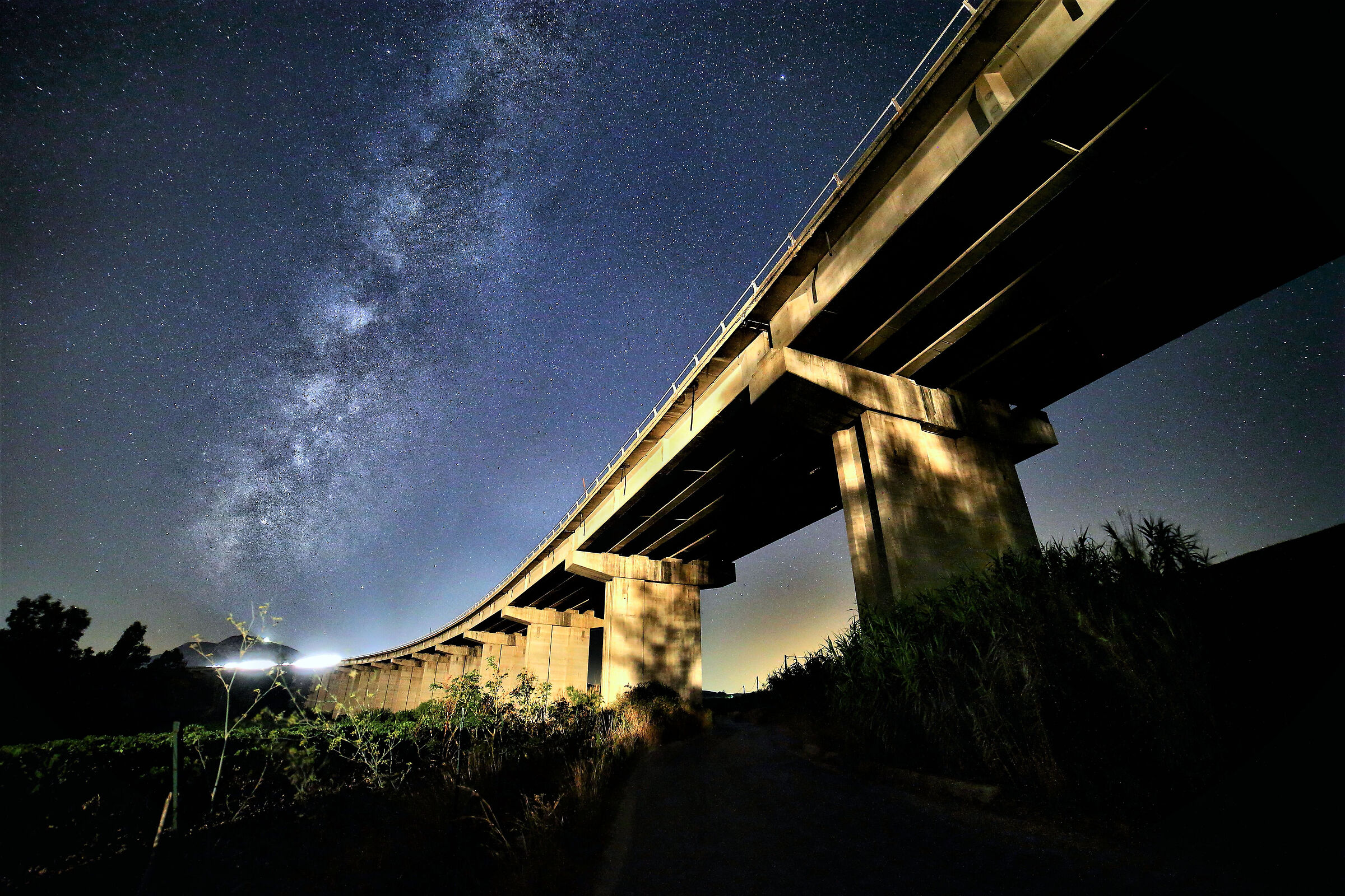 Sotto il ponte dell' autostrada