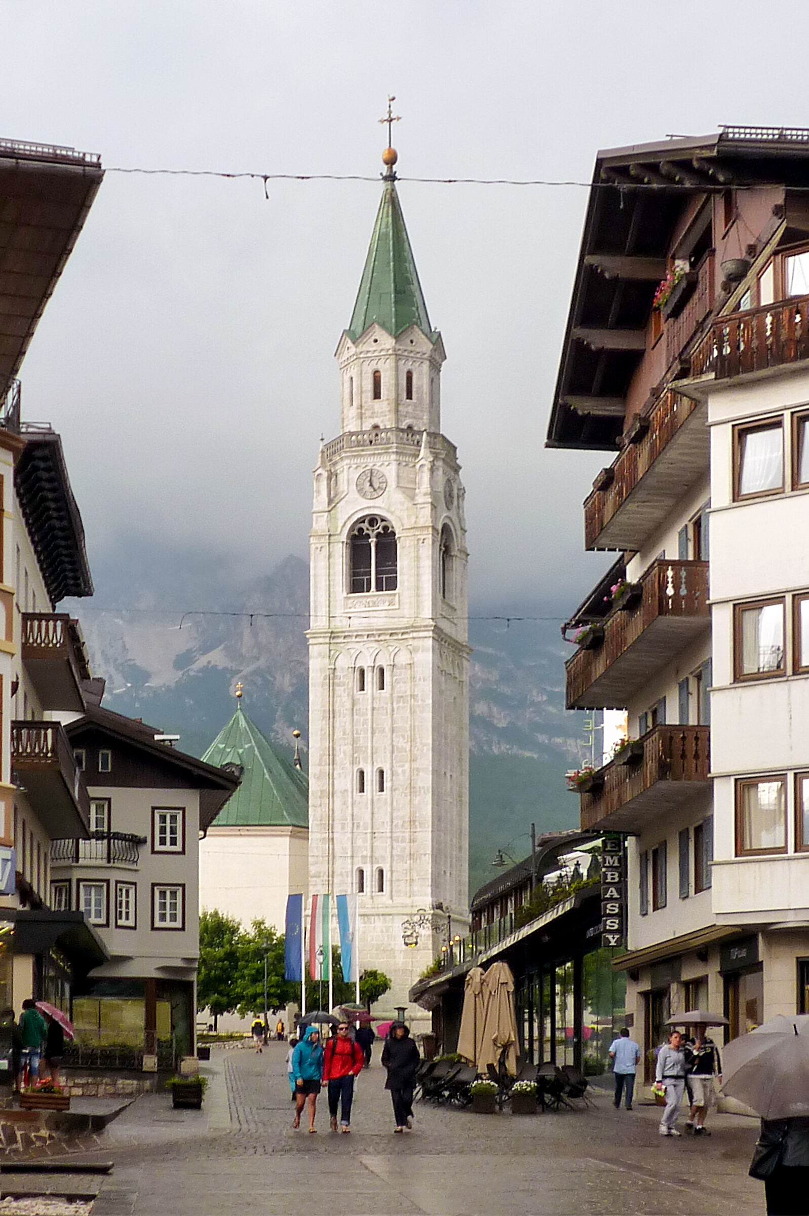 Cortina sotto la pioggia