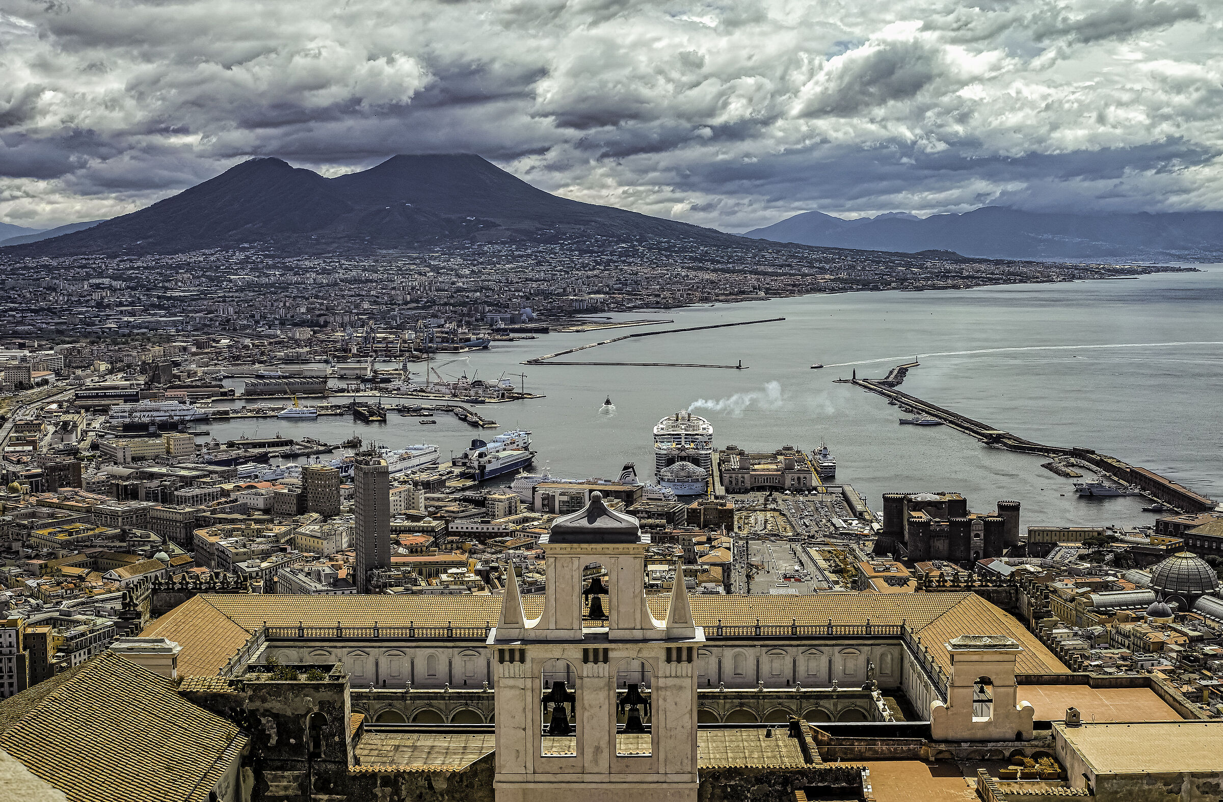 Napoli vista su Molo S.Vincenzo