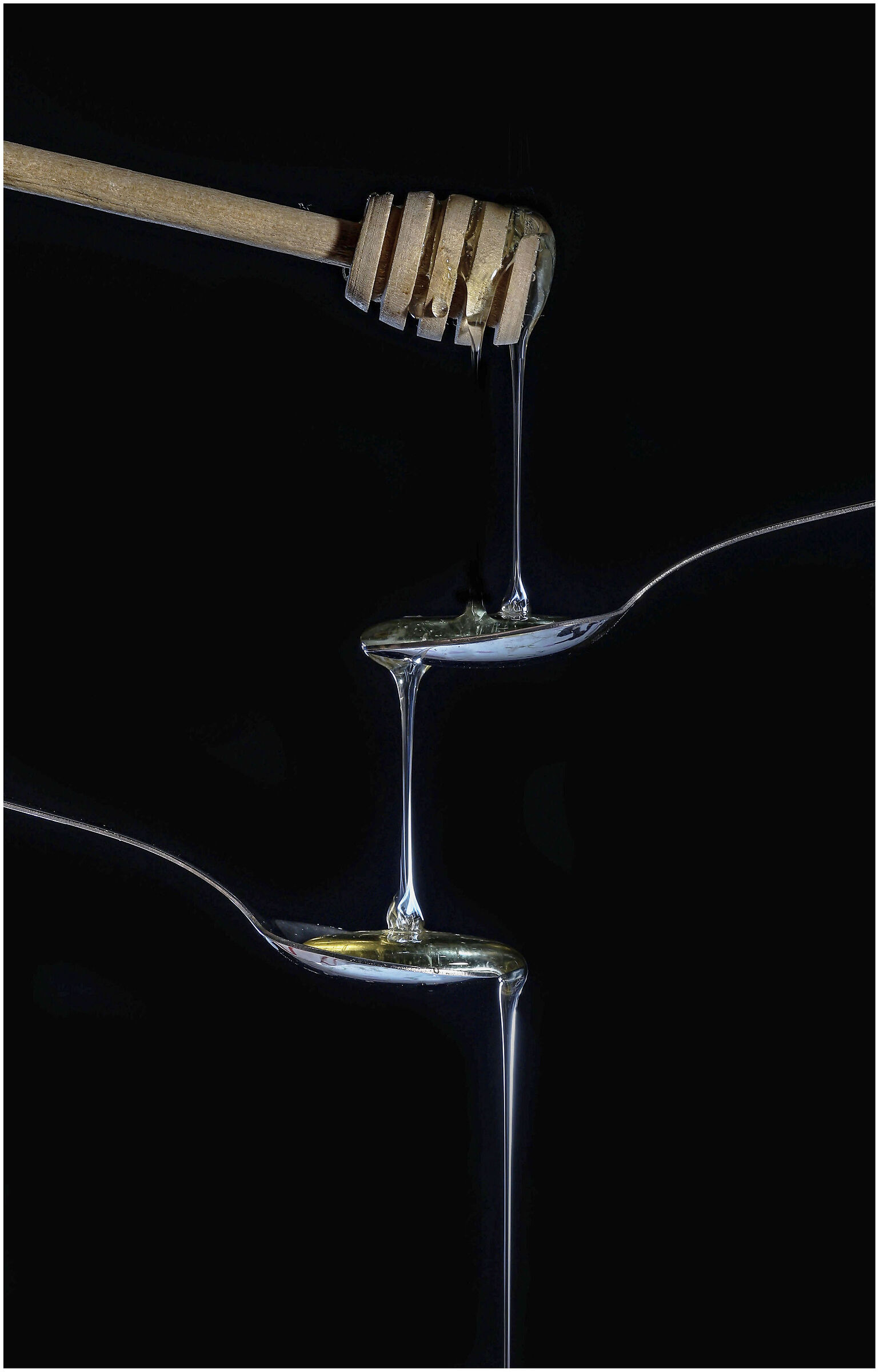 Gocciolante miele dai cucchiaini