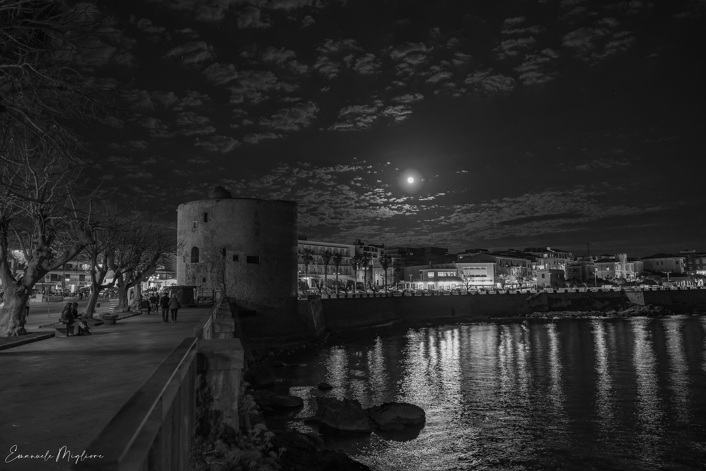 Plenilunio sui bastioni di Alghero (versione b&n)