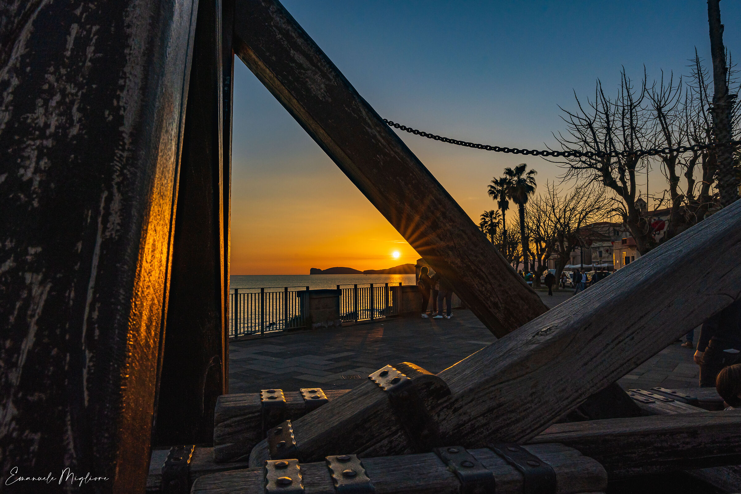 Tramonto attraverso un'antica macchina da guerra
