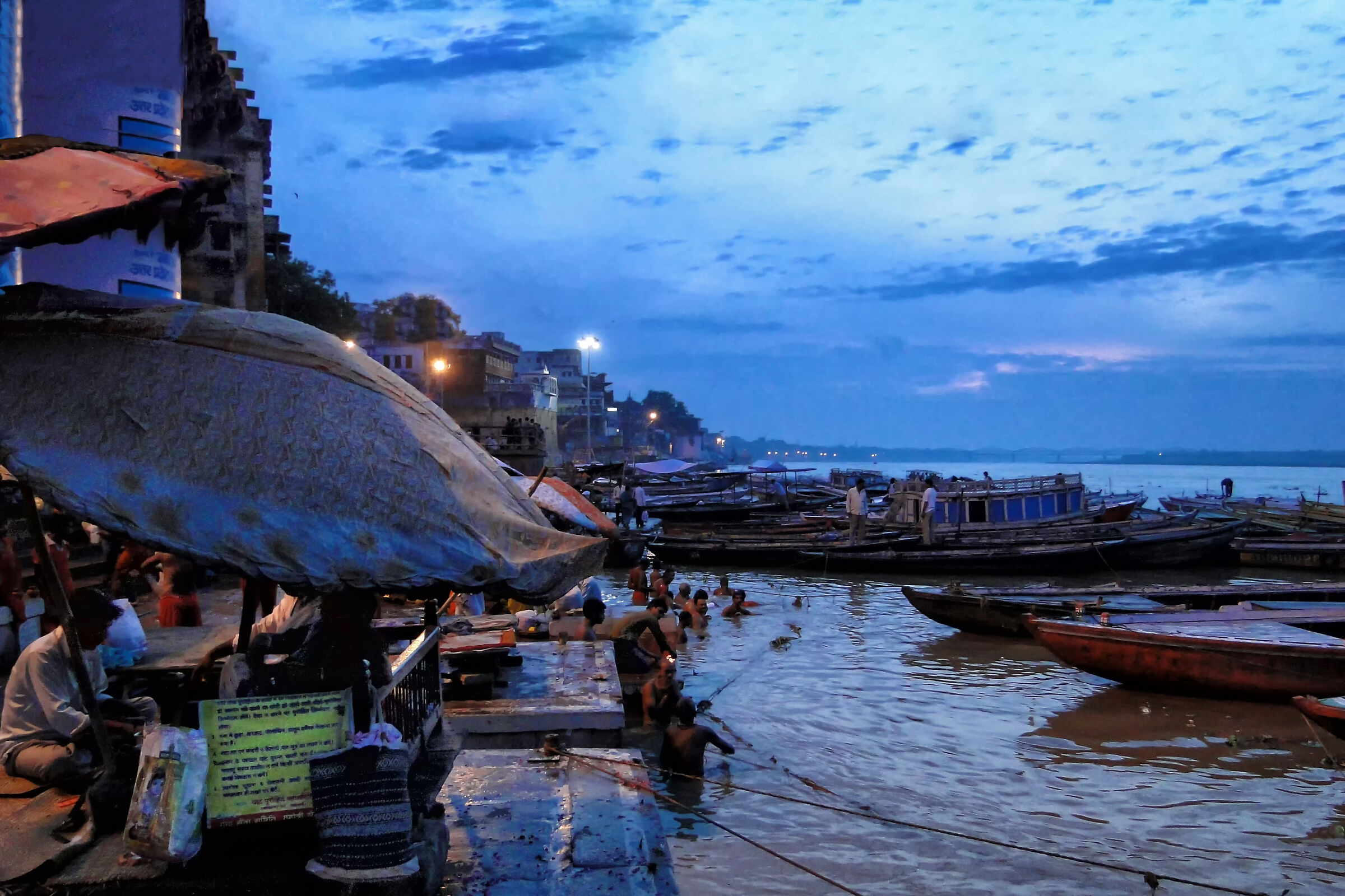 Varanasi,bagno nel Gange alle prime luci dell'alba_1