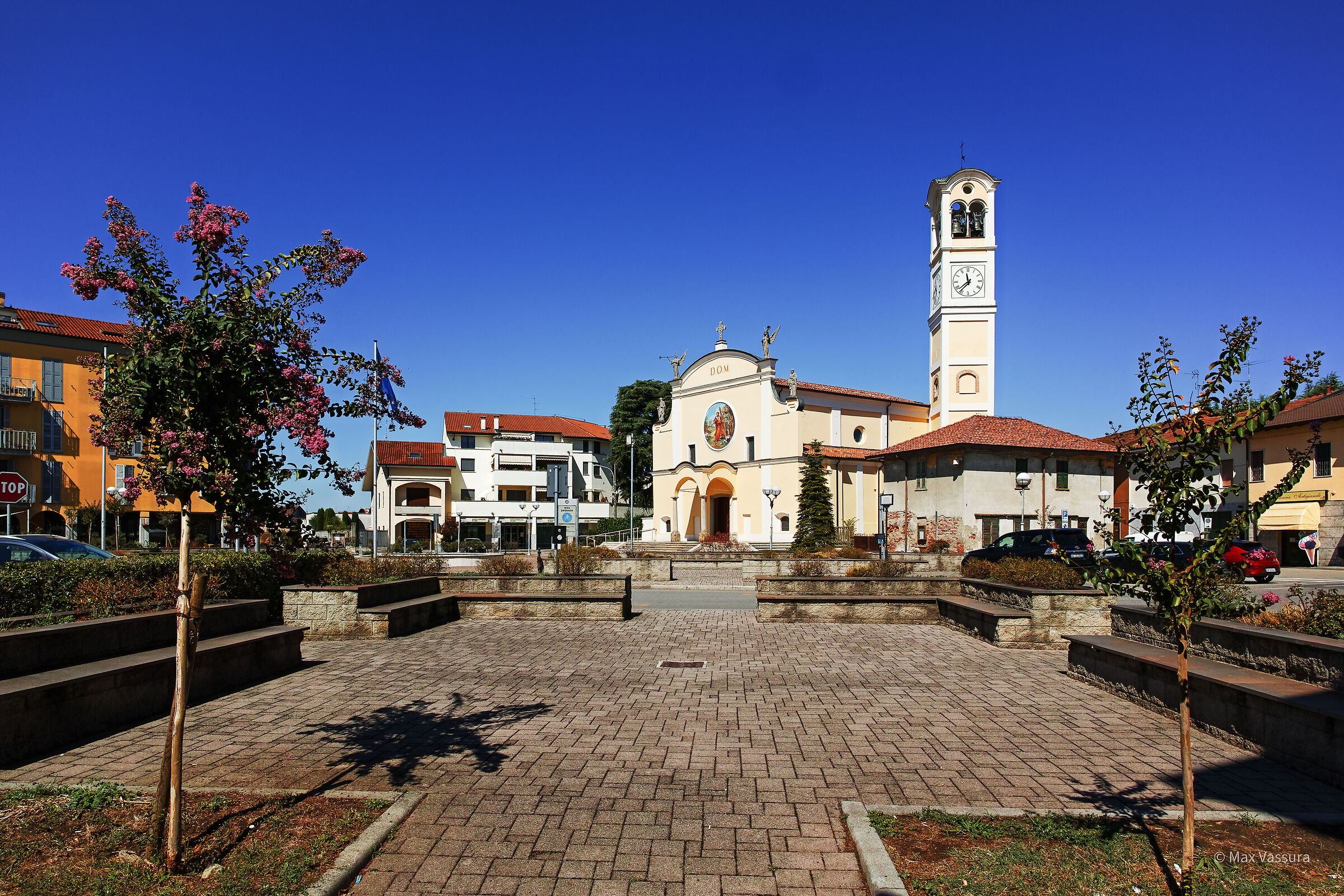 La chiesa al centro del villaggio ...