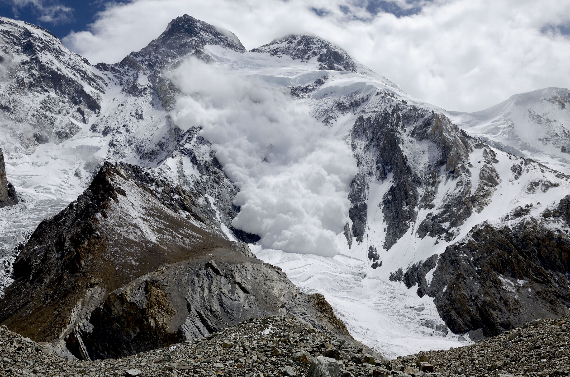Avalanche on Broad Peak