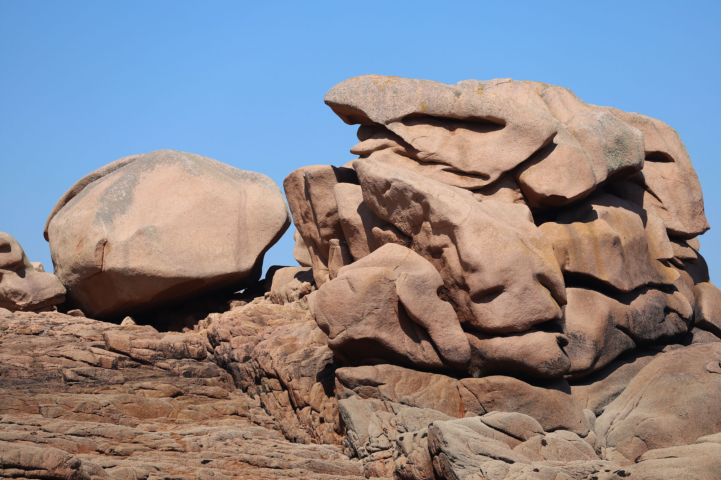 The shapes of the pink granite coast