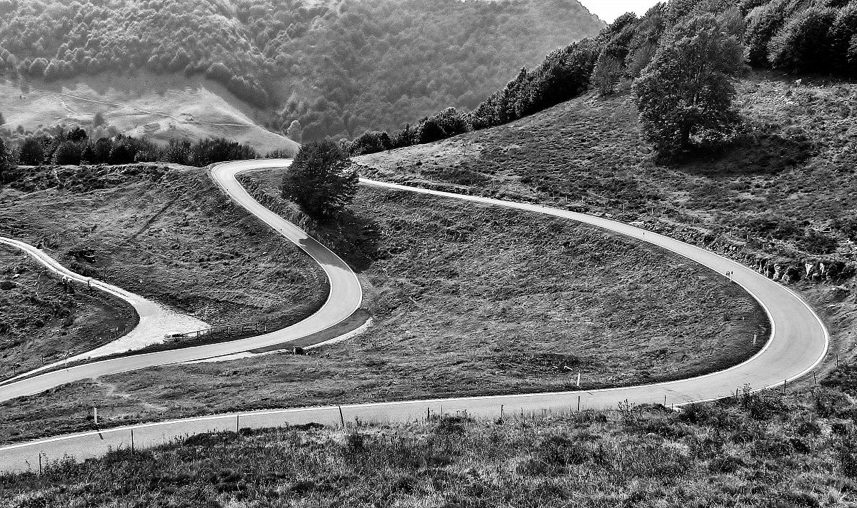 La sinuosità della strada disegna il paesaggio