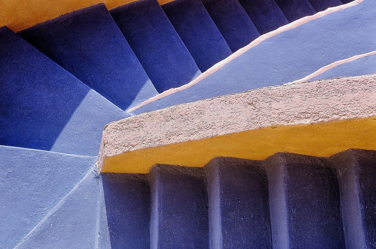 Geometries of stairs that lead to the sea