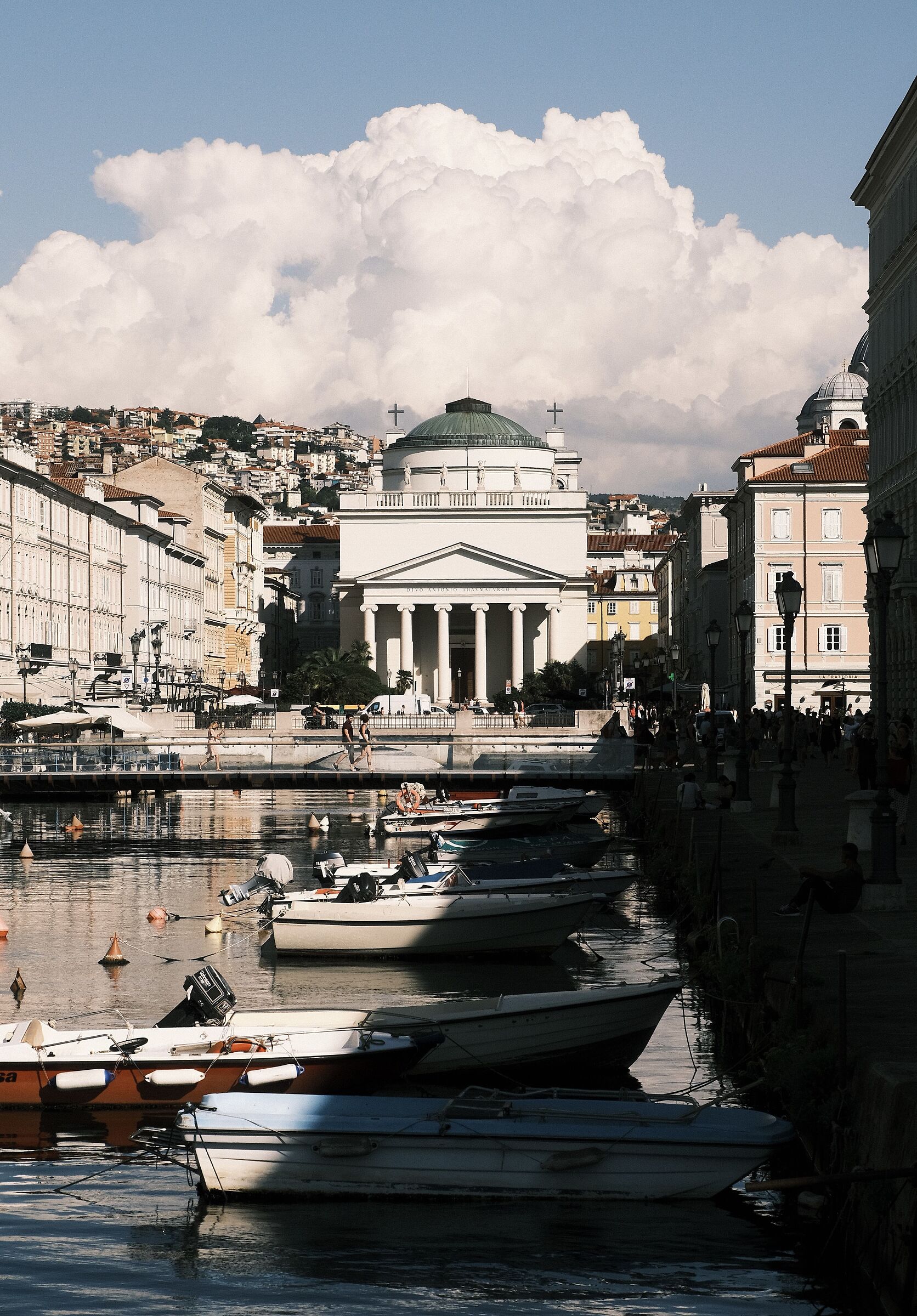 Luce e ombra sul Canal Grande di Trieste