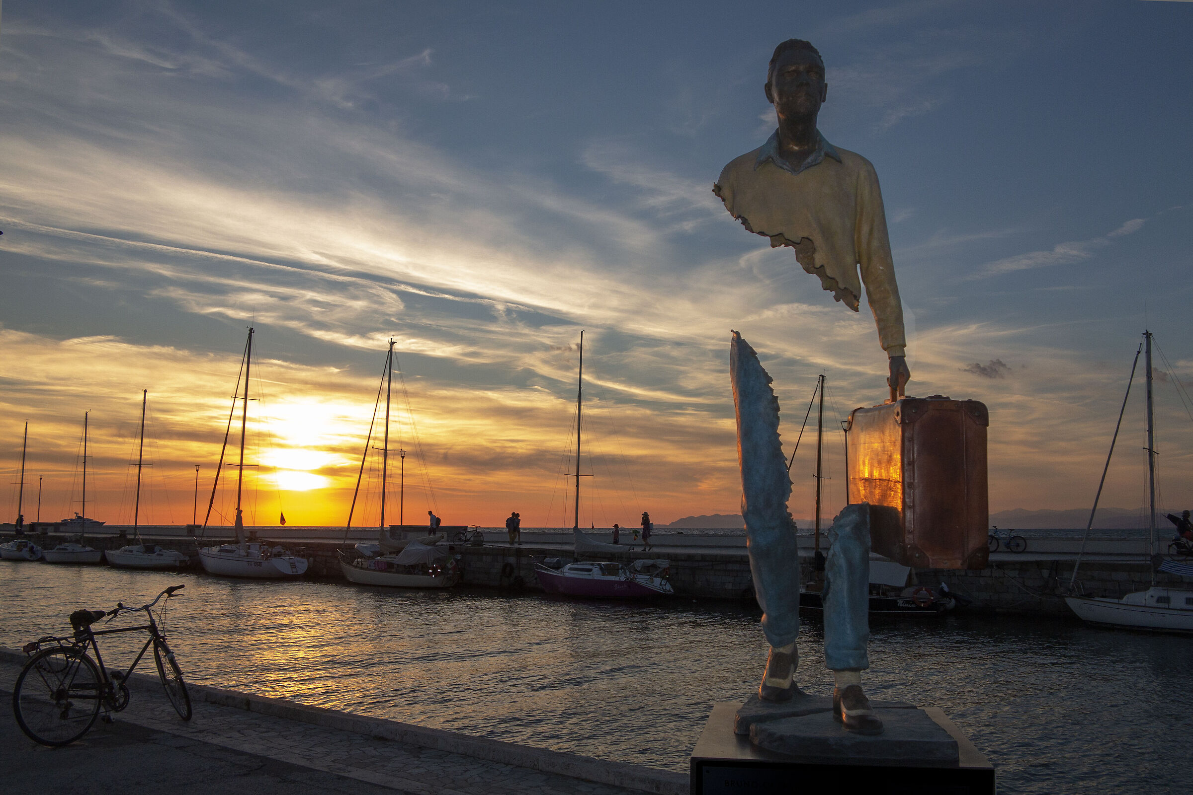 Uomo con valigia tre