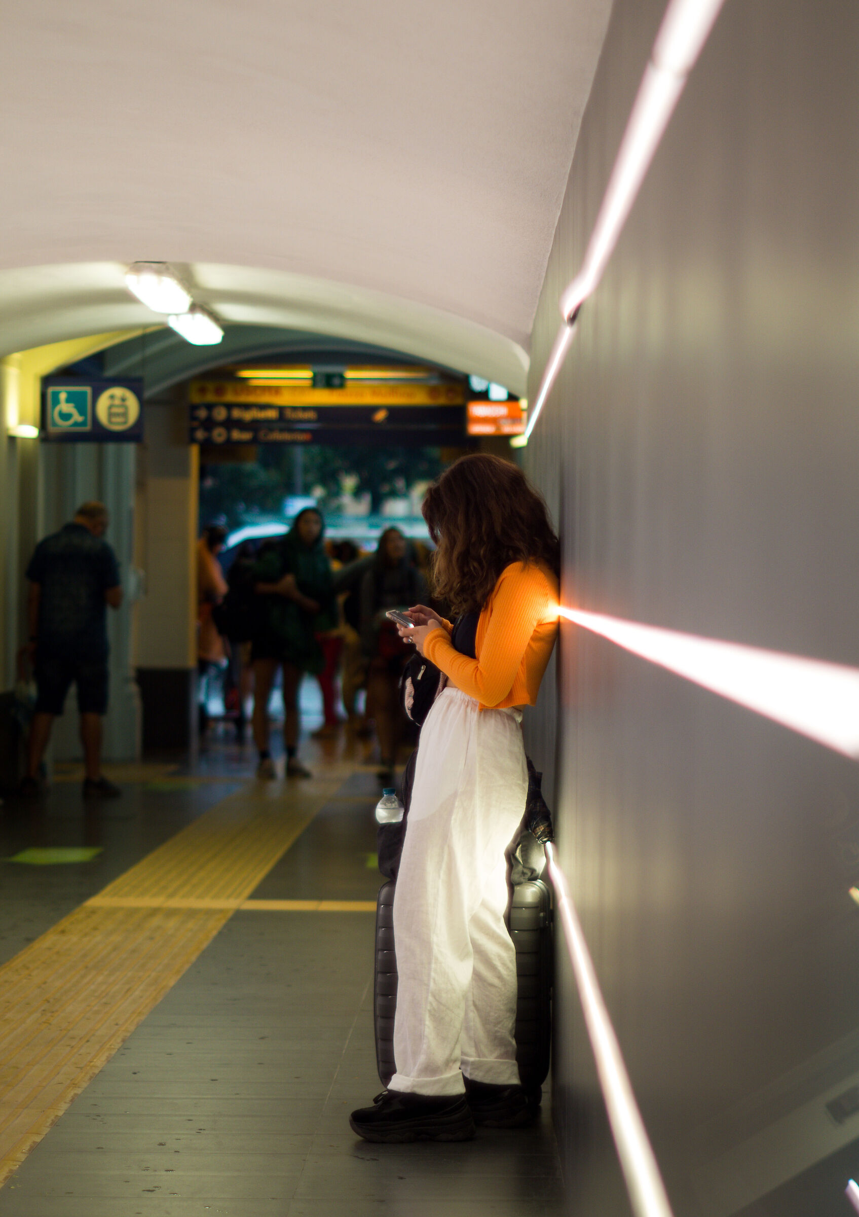 Aspettando il treno.