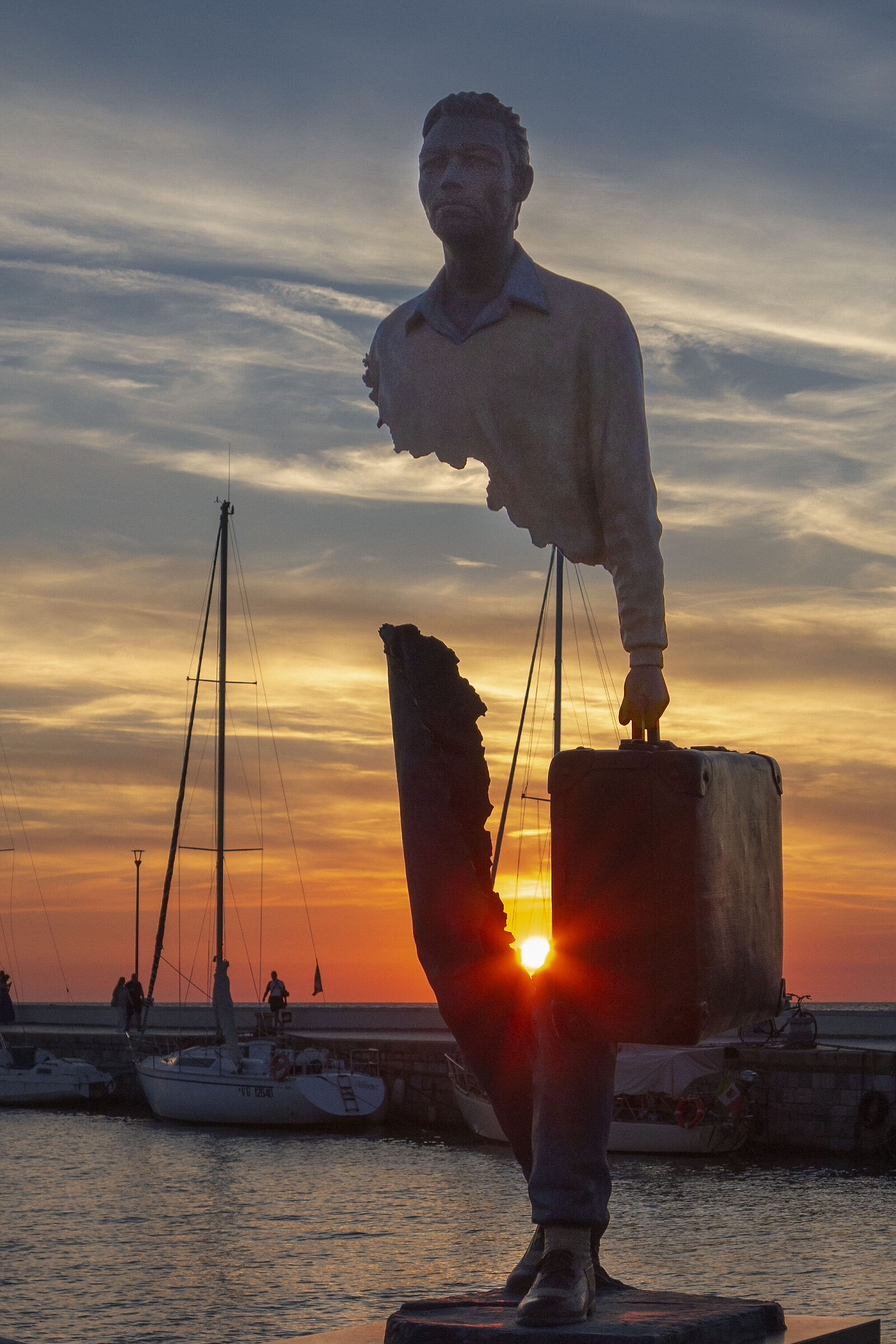 L'uomo con la valigia due