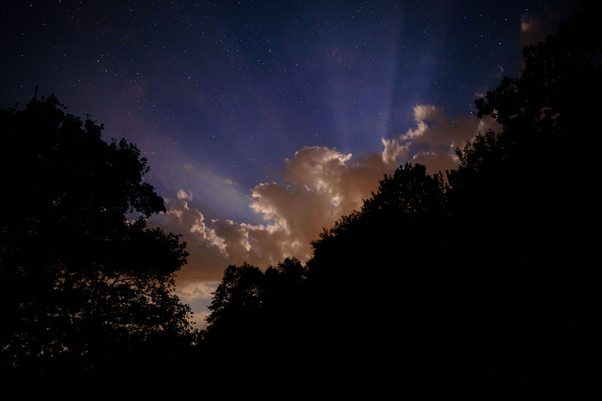 Luna dietro le Nuvole