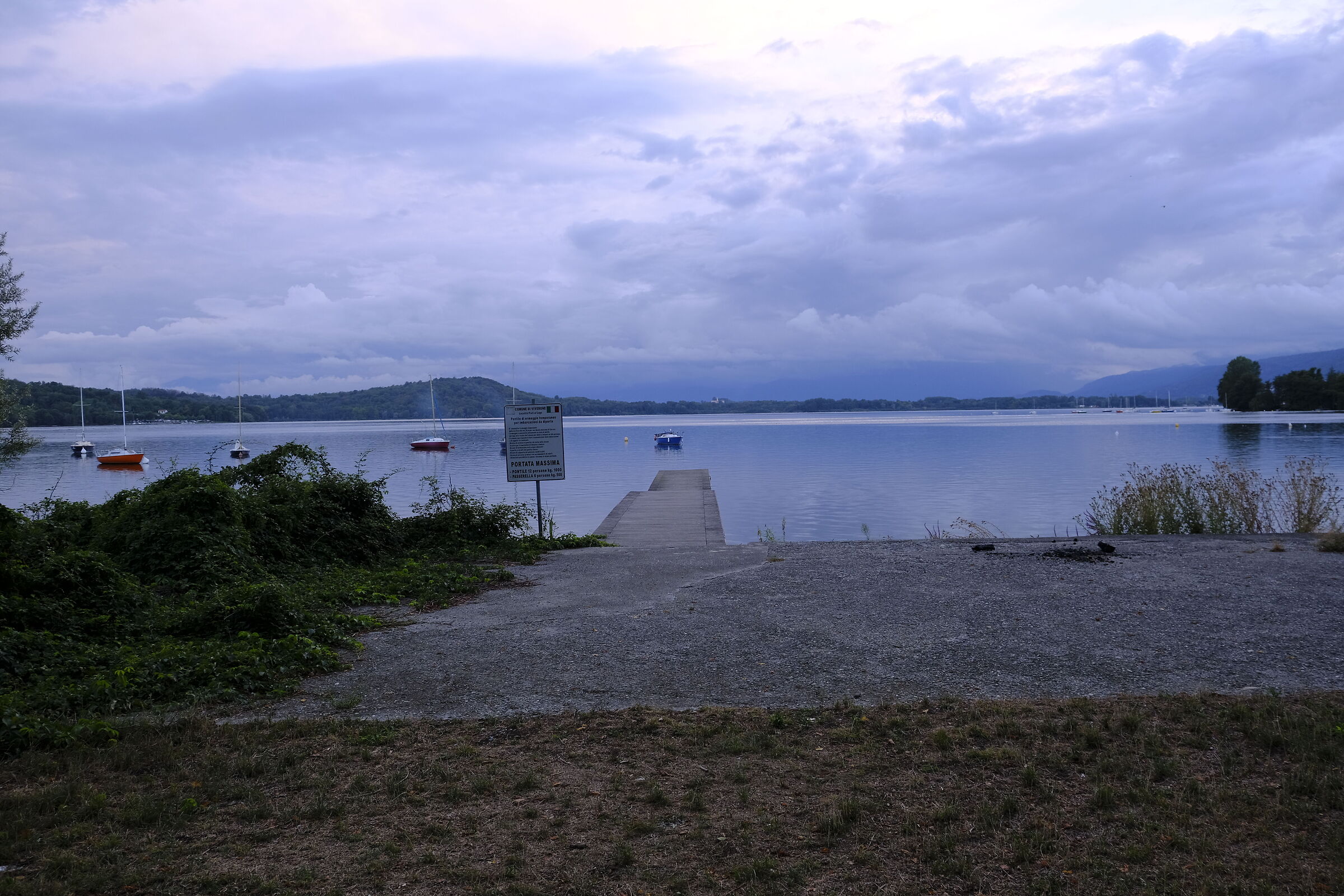 A walk to the lake (11)