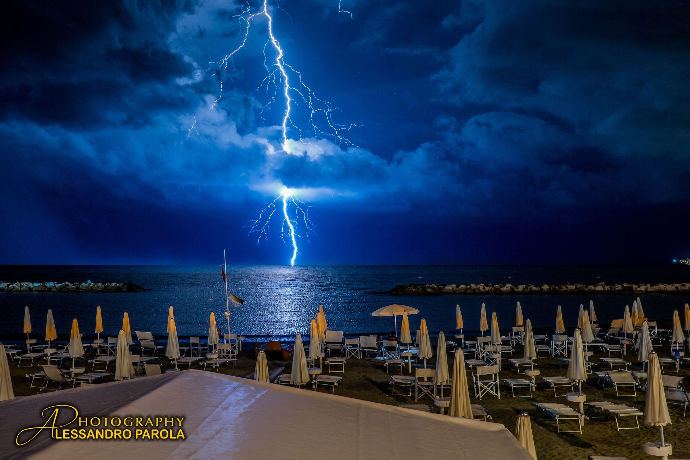 D'improvviso, un lampo squarcia il cielo (G.Ungaretti)