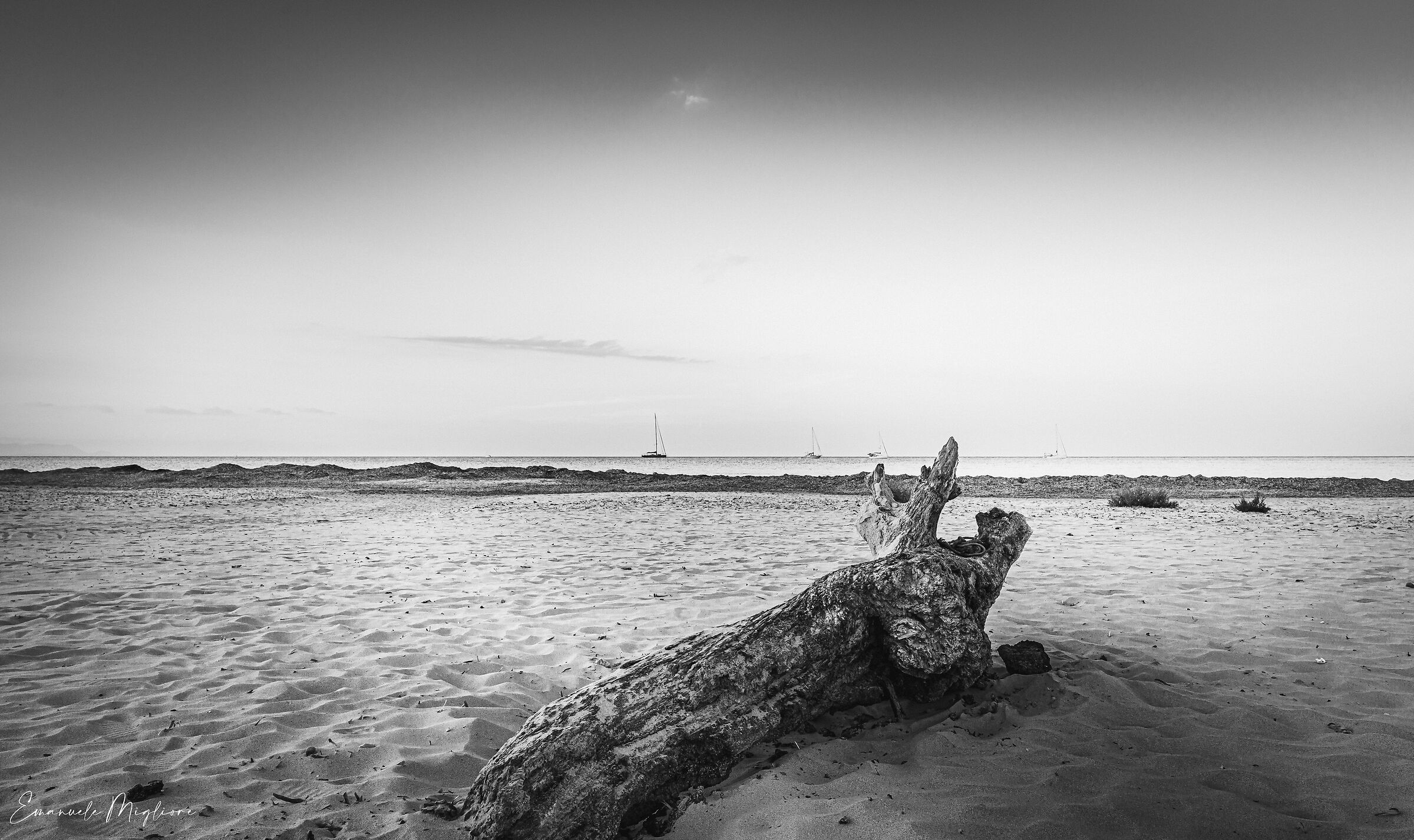 Sdraiato sulla spiaggia