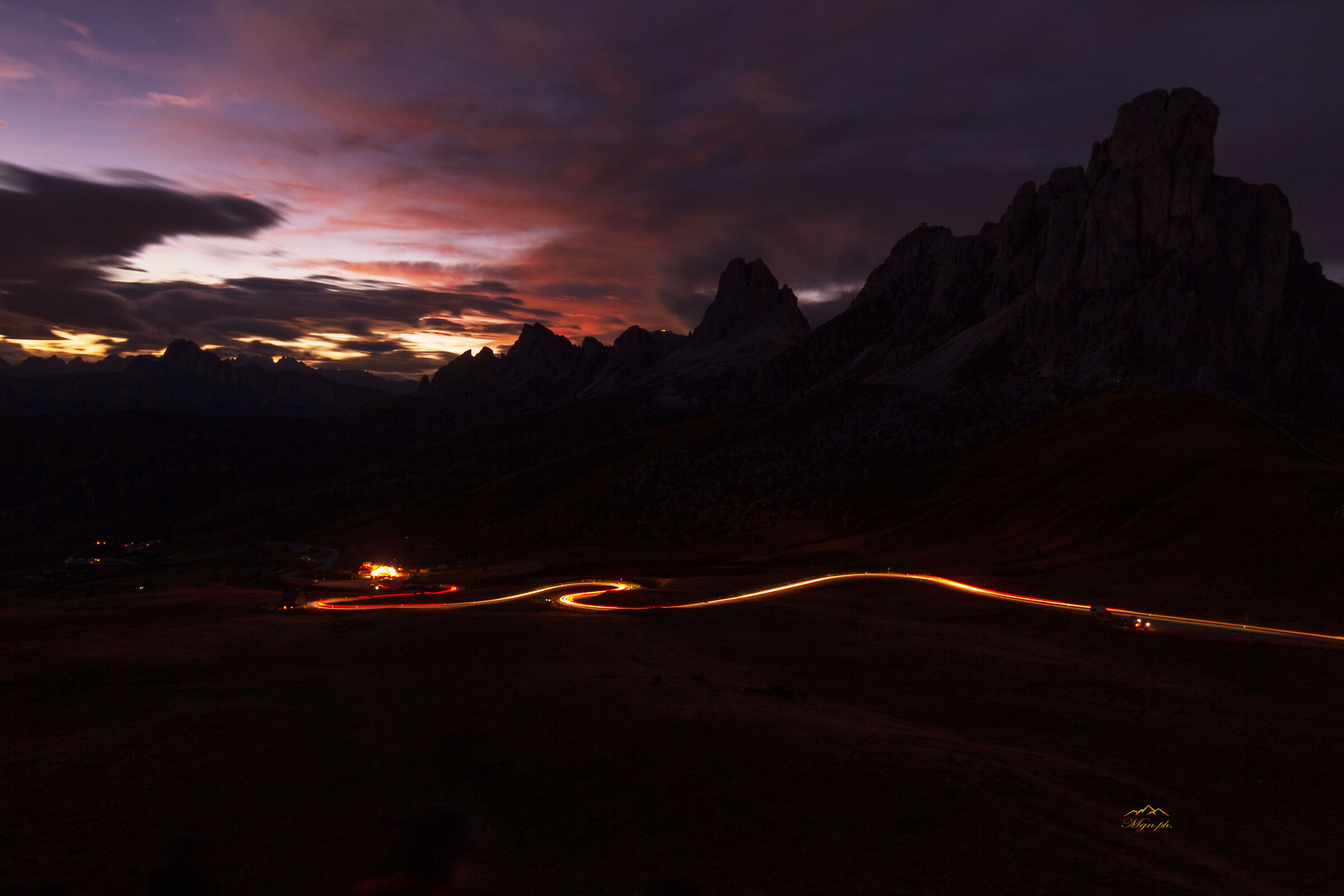 tramonto e striscie auto