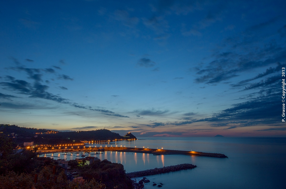 ora blù sul porto di Capo D'Orlando (Me)
