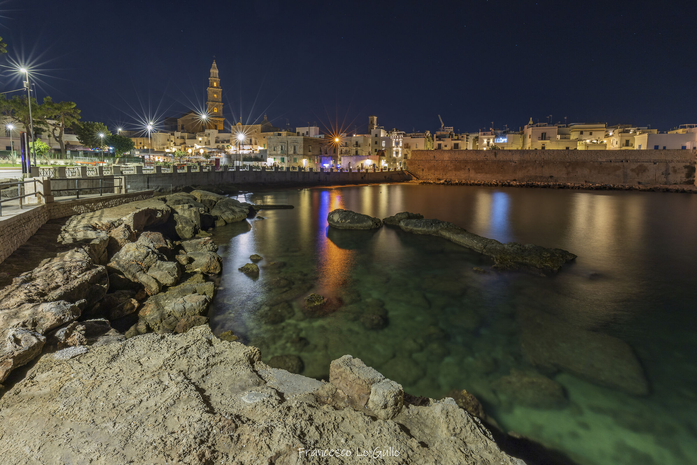 Monopoli by night