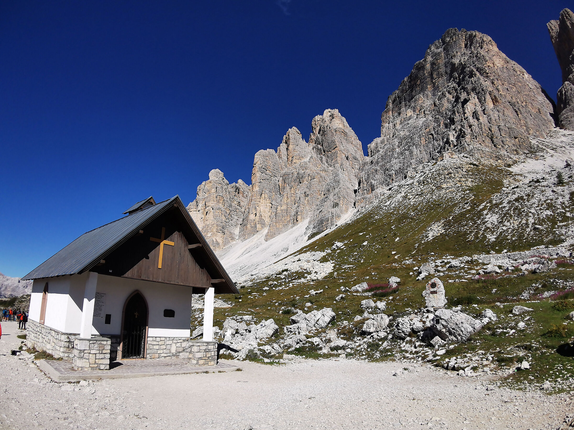 chiesa a tre cime di lavaredo