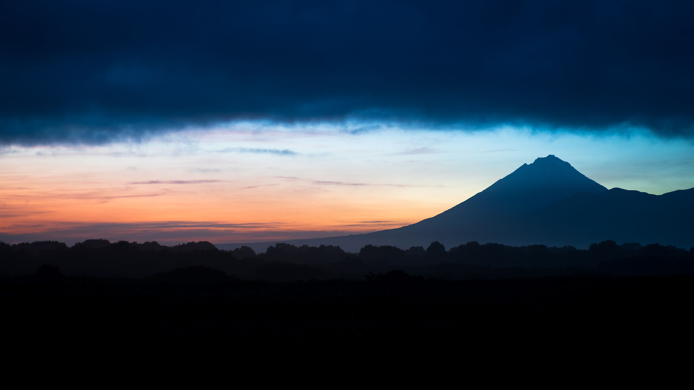 Colori del tramonto. Vulcano. Kamchatka.
