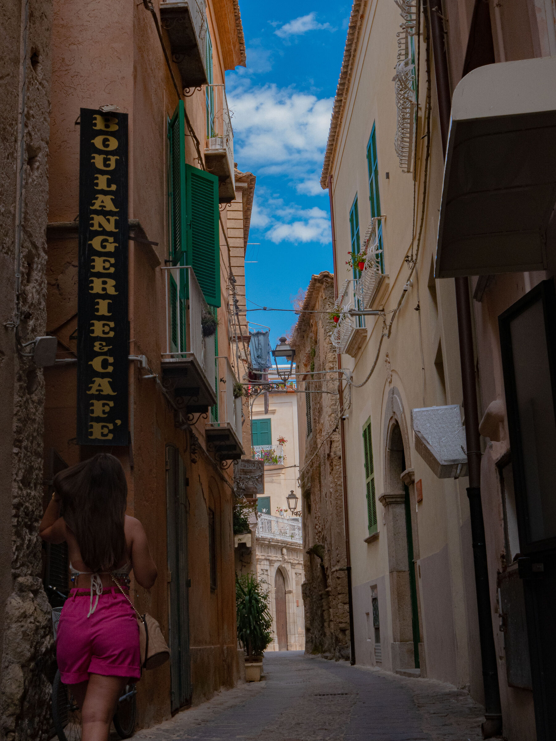 Vicoletto di Tropea with girl