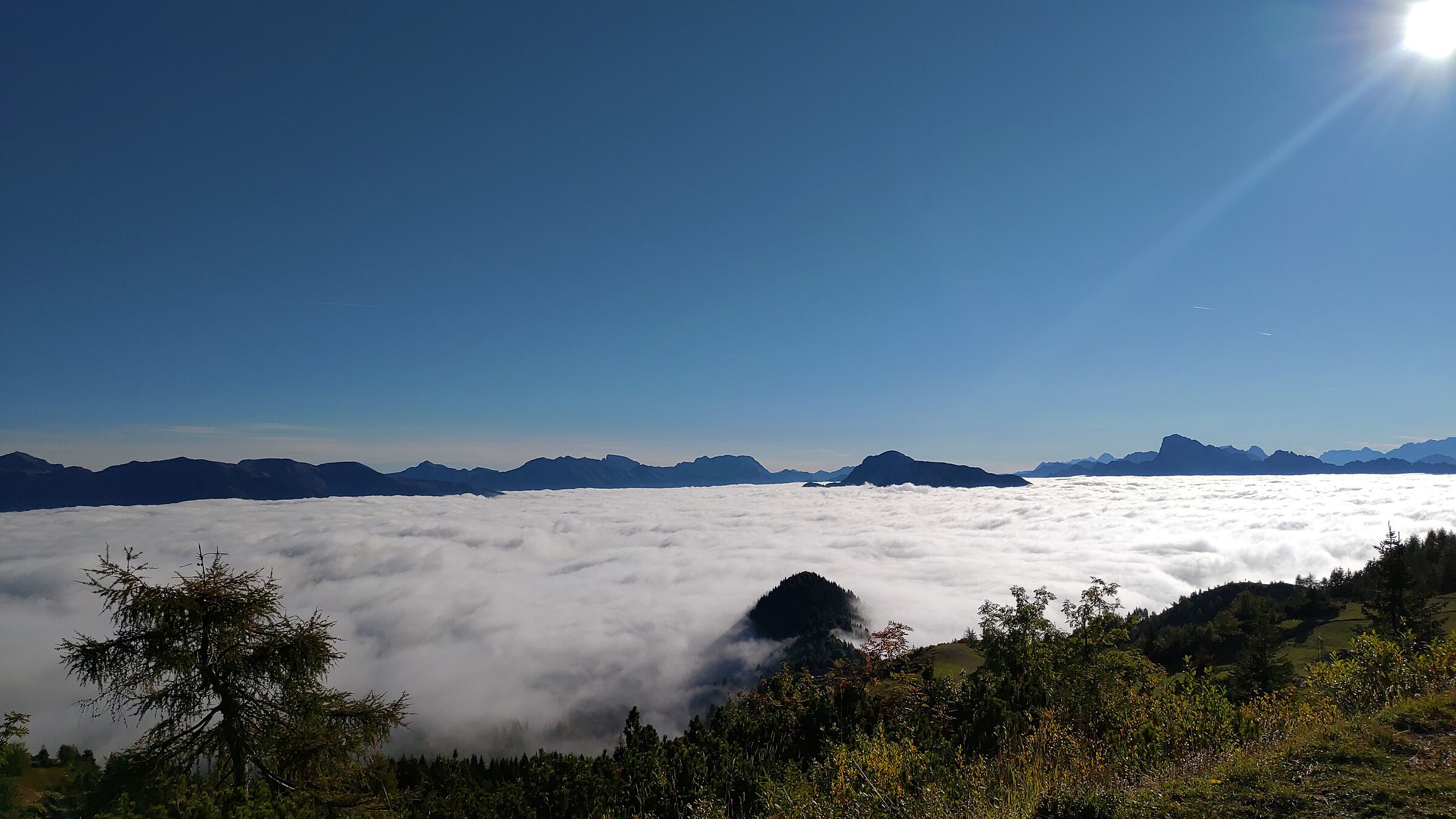 Sea of clouds in the hut