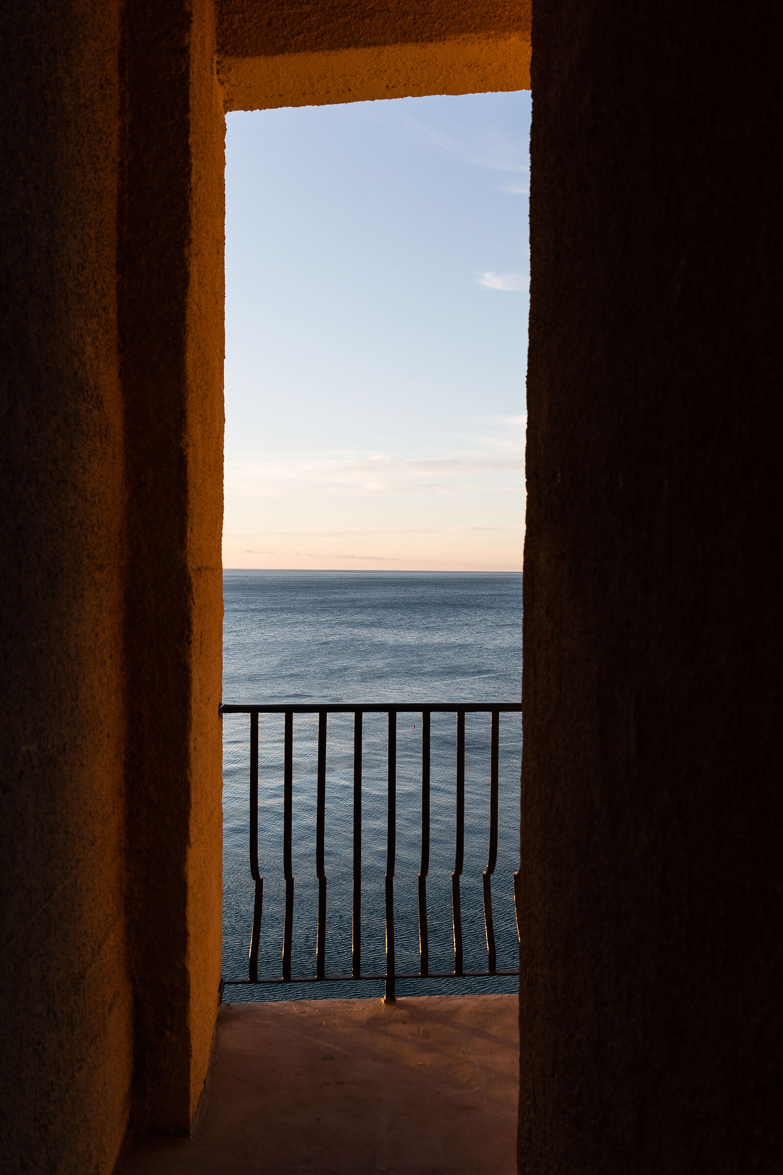 The sea beyond the prta