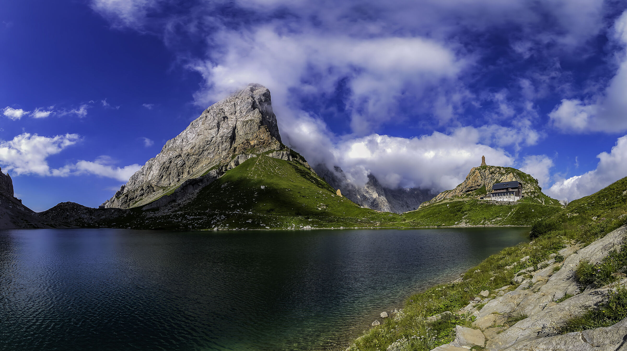 Lago Volaia ed il Volaierseehuette
