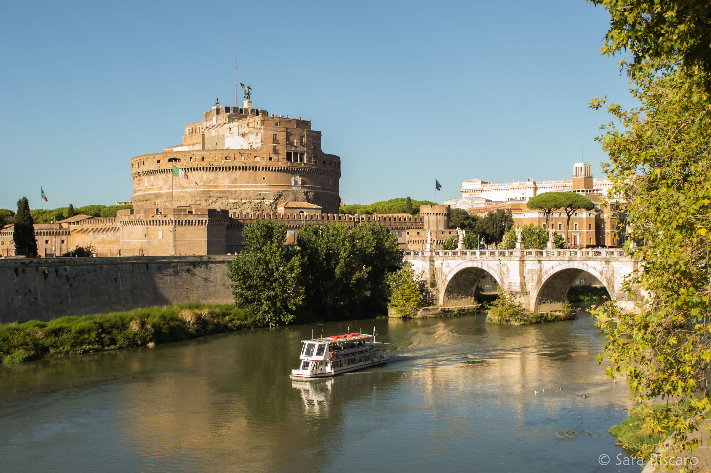 Castel Sant'Angelo e una barca sul Tevere
