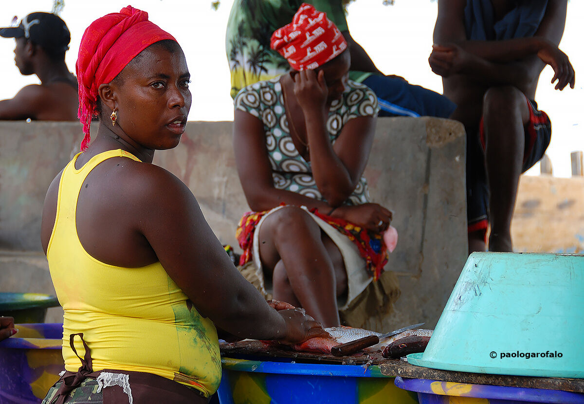 At the fish market (Portrait on the fly)