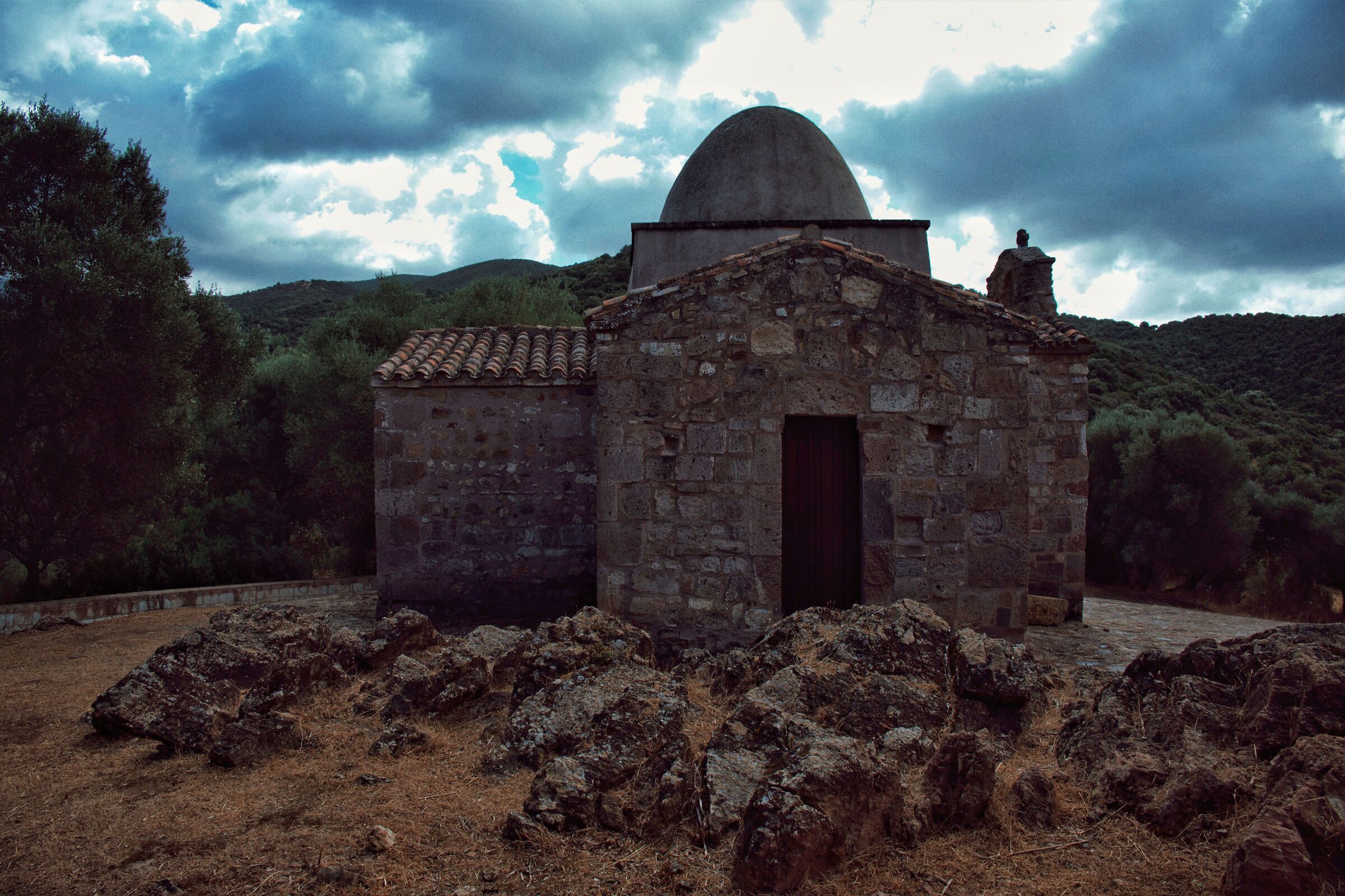 Una chiesa tra i boschi