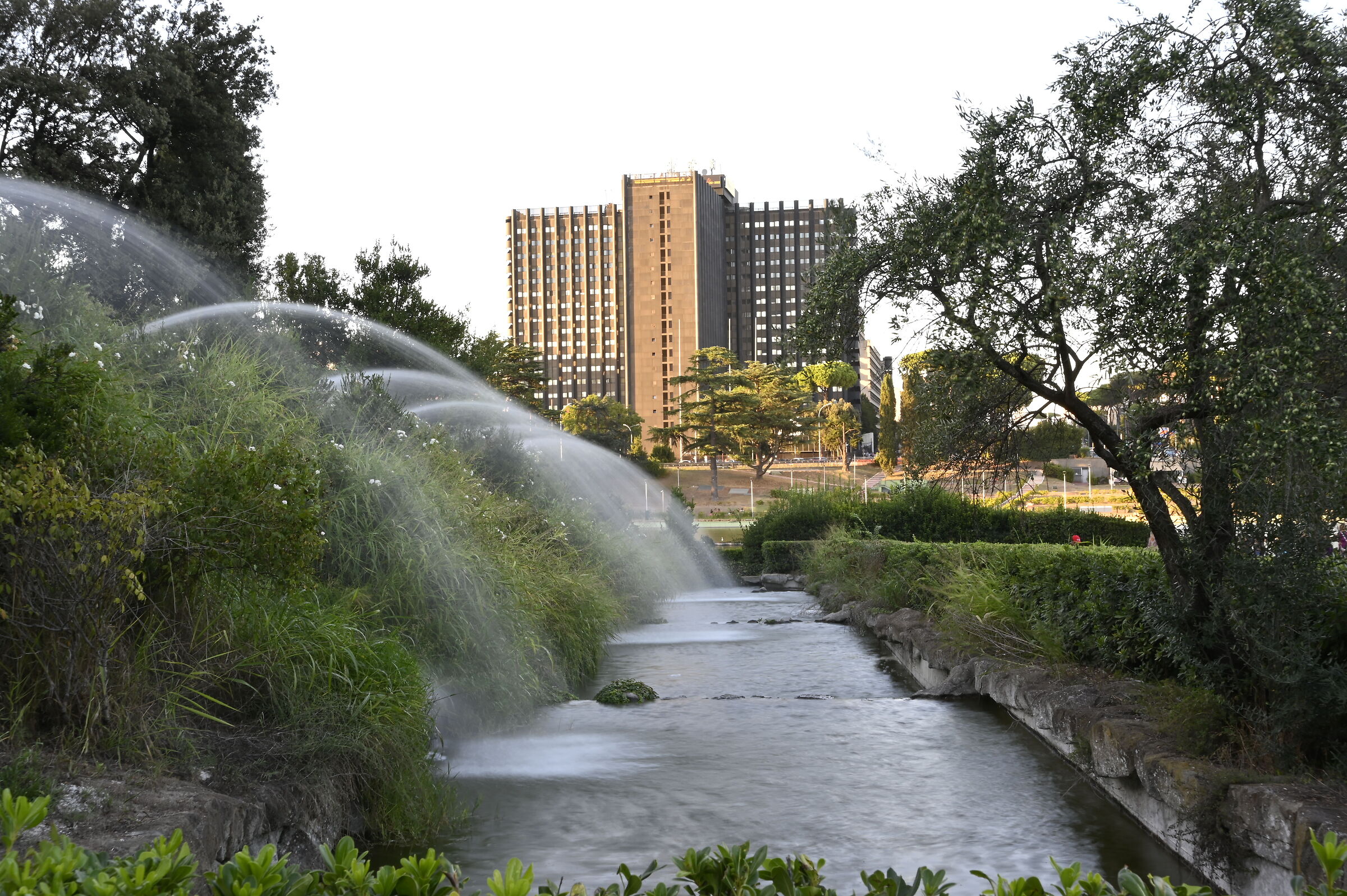 Garden of the waterfalls of the Eur pond