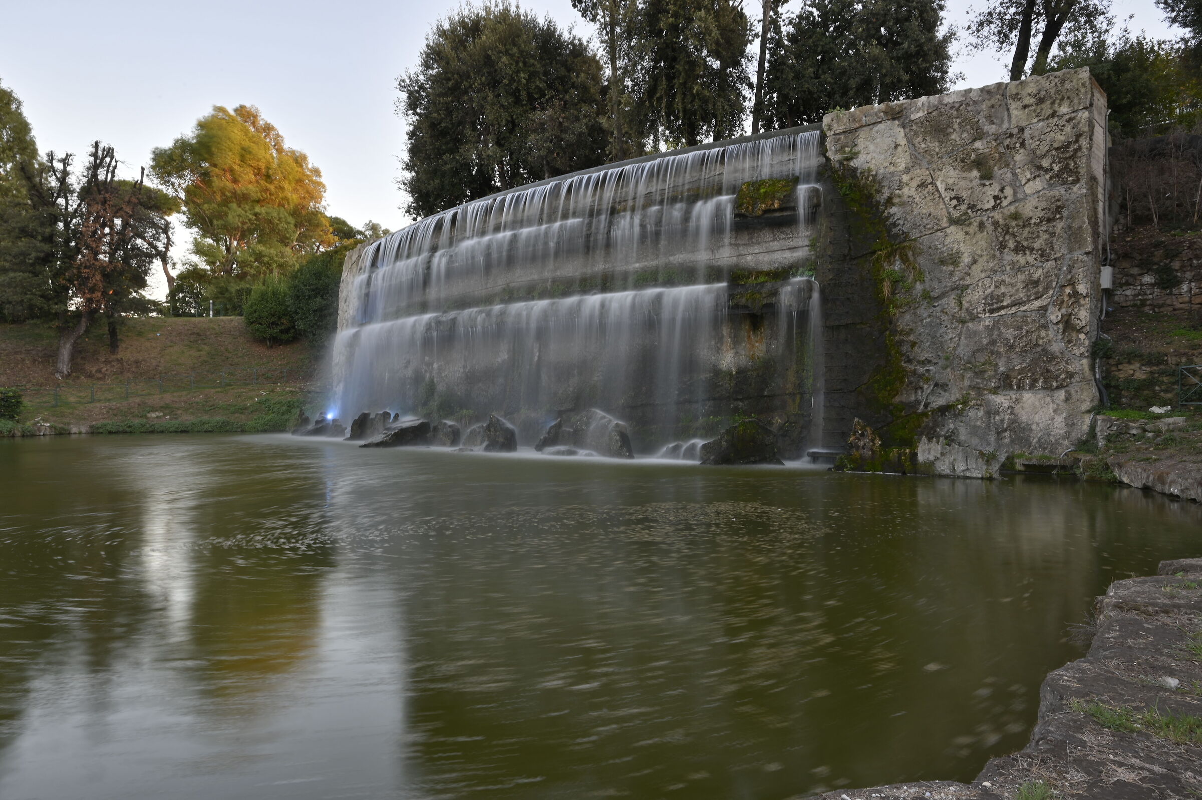 Giardino delle cascate del laghetto dell'Eur