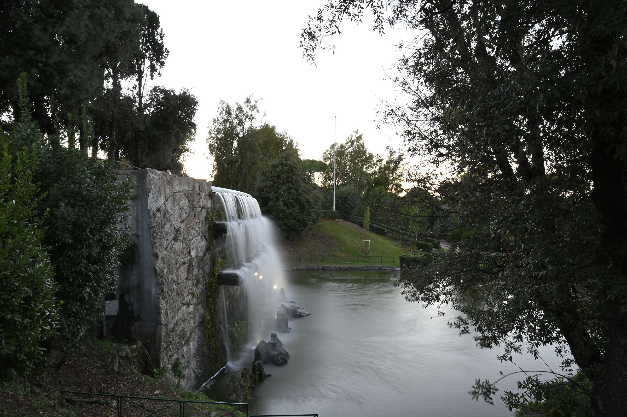 Giardino delle cascate del laghetto dell'Eur