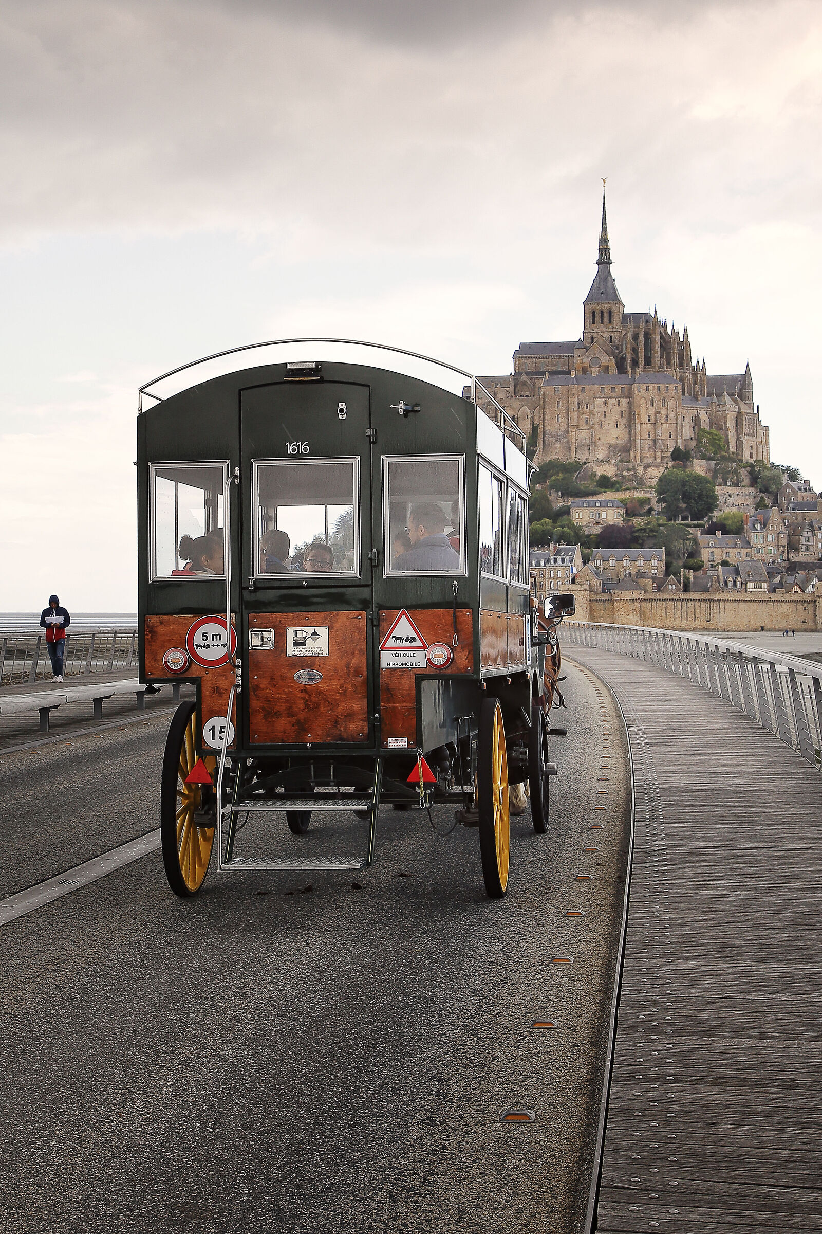 Hop.. all in a carriage in saint Michael