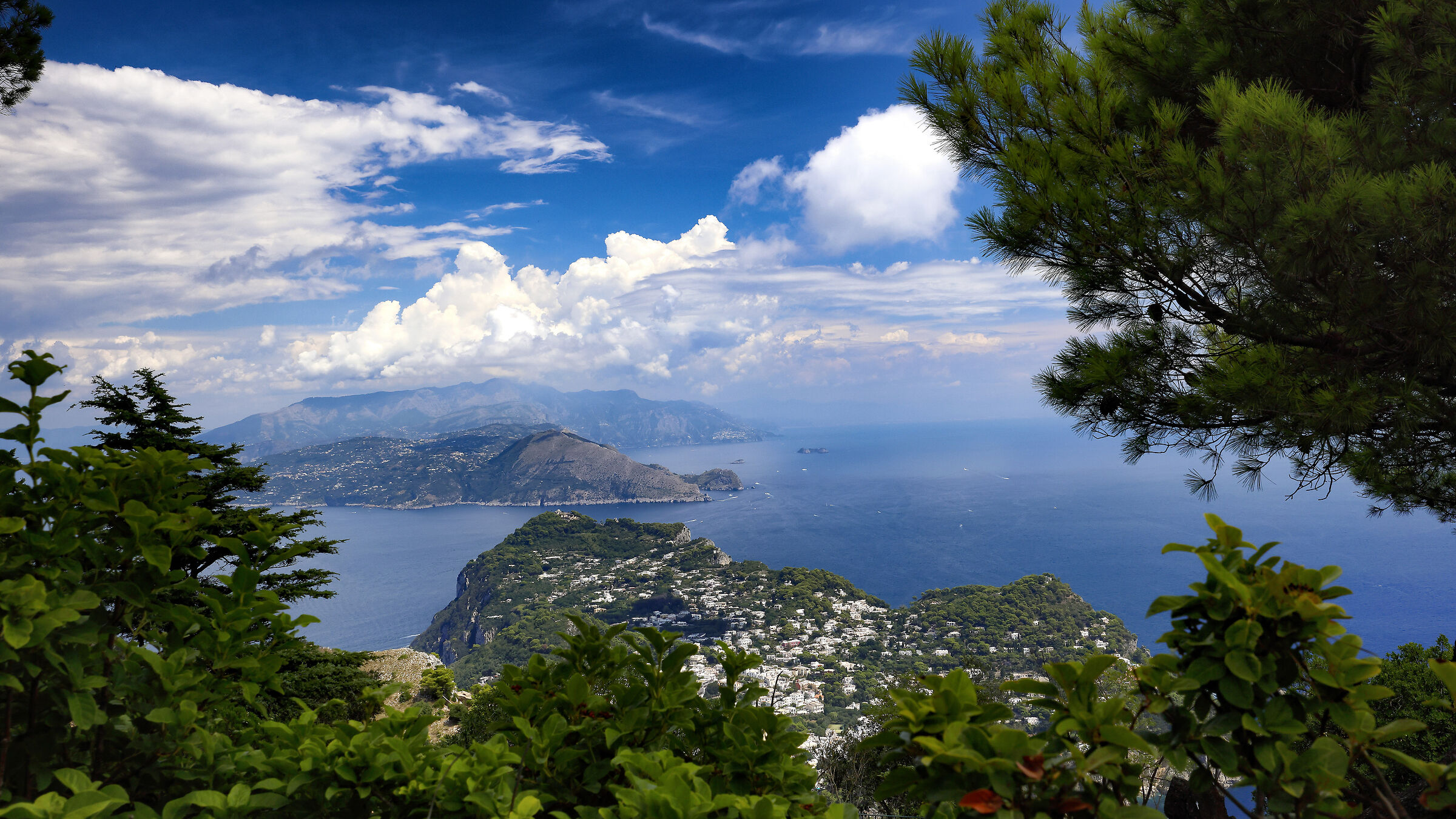 Tra il golfo di Napoli e la costiera Amalfitana.