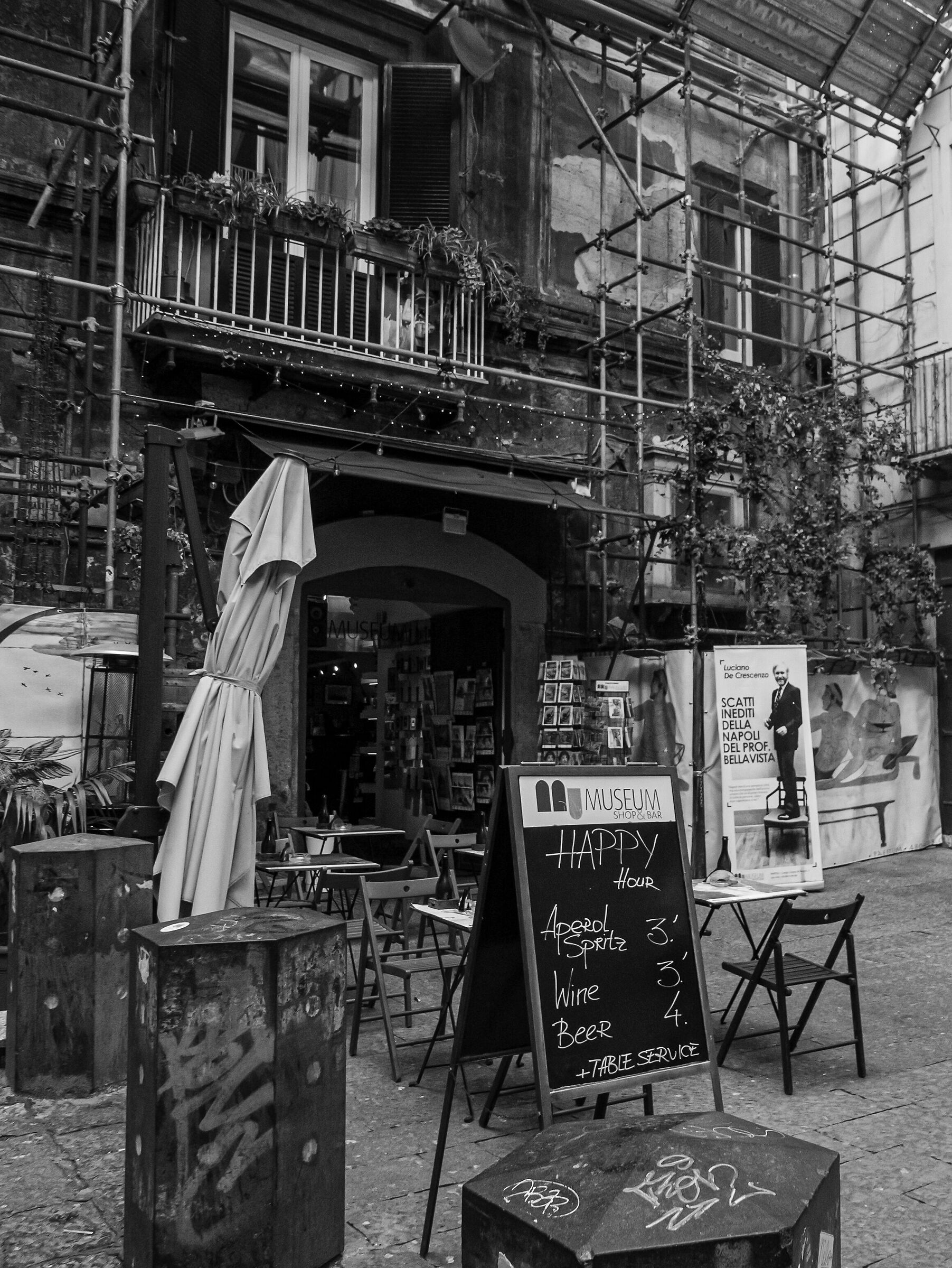 Napoli-piazzetta Nilo. Happy Hour con...