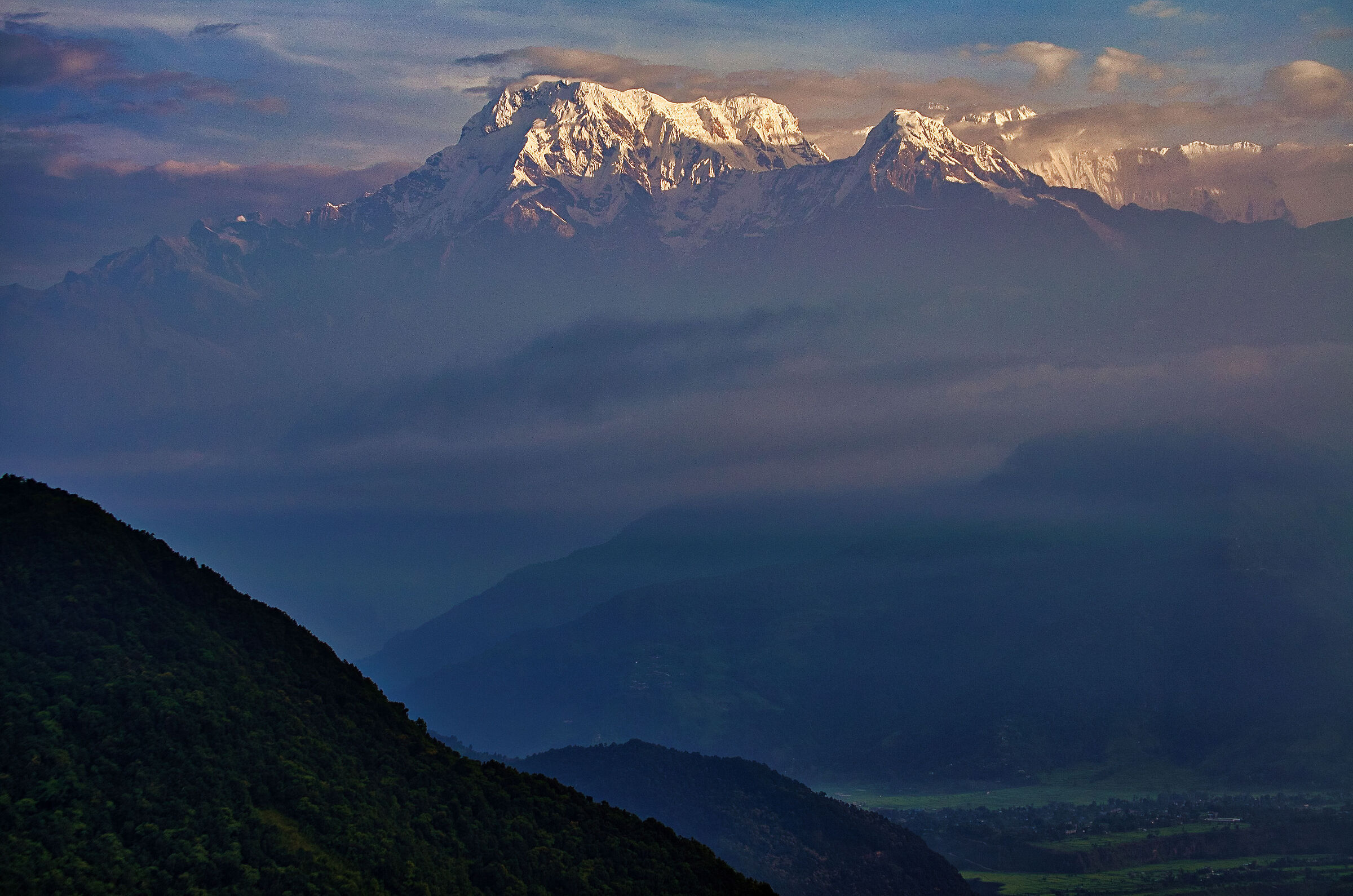Prime luci sull'Annapurna. (Nepal)