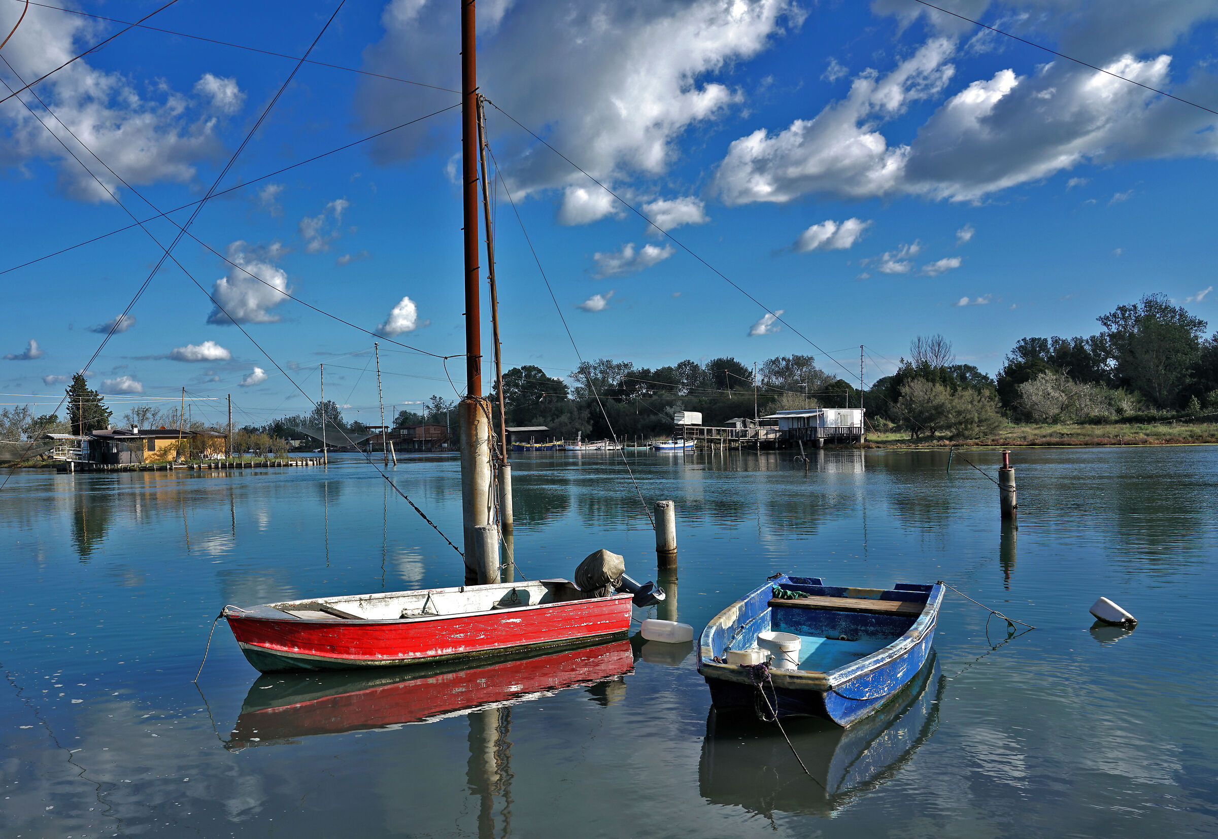 Rossa e blu sull'acqua