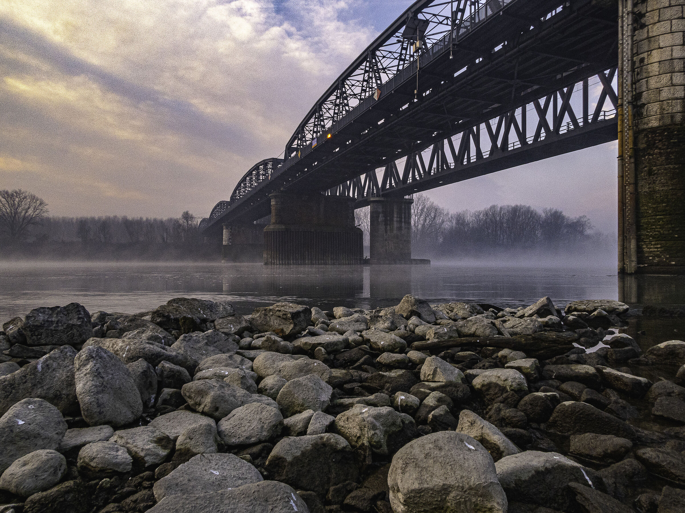Nebbia sotto il ponte di Cremona