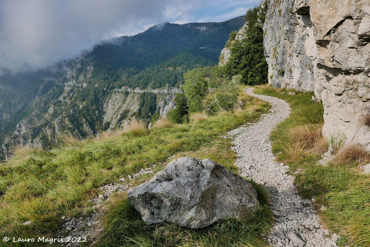 Sentiero tra le rocce