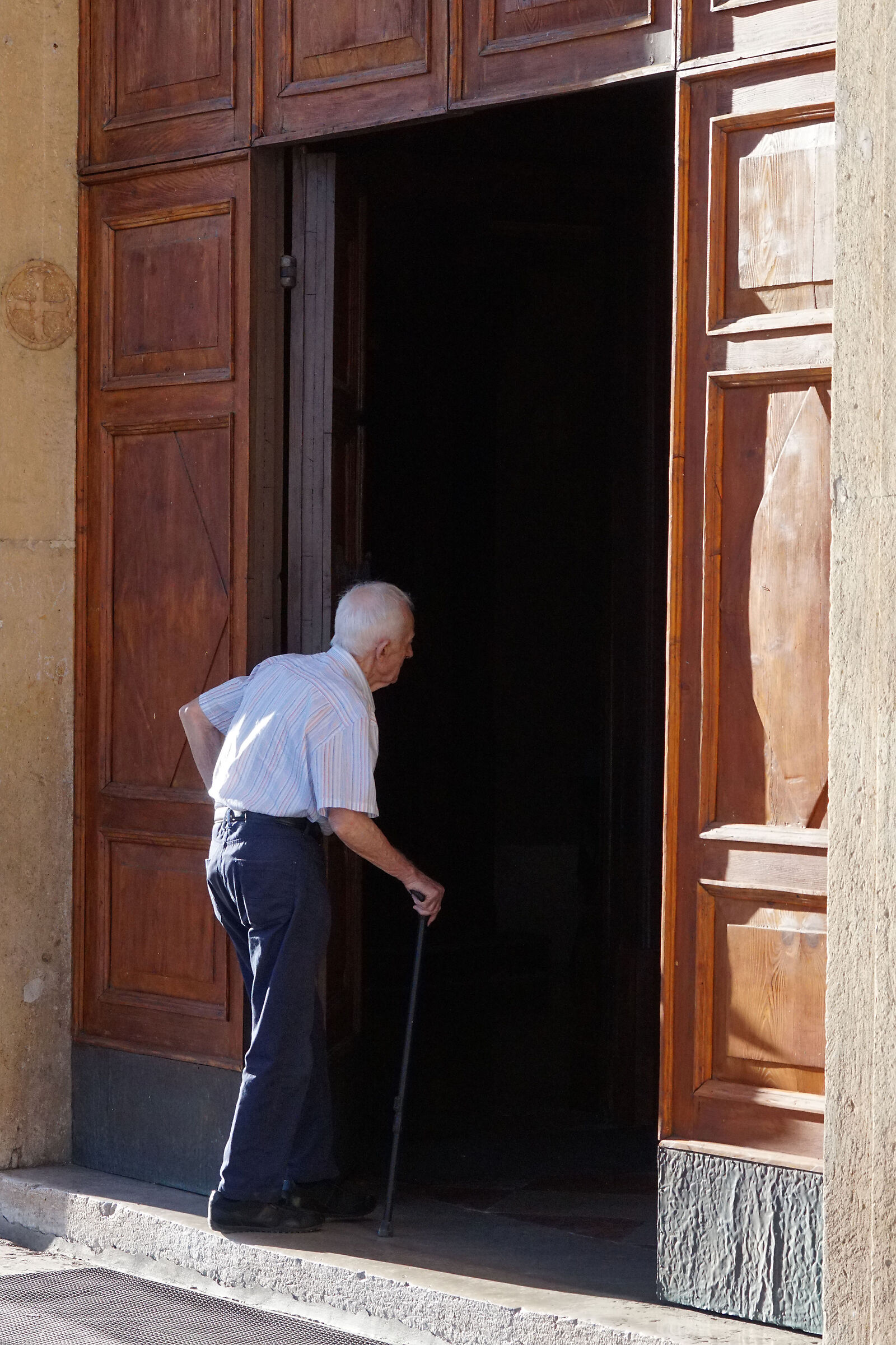 La domenica, andando alla messa.