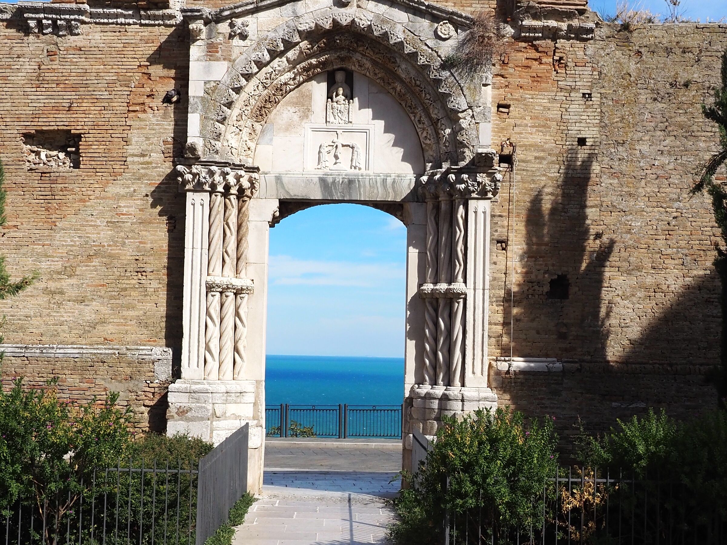 The arch for the sea