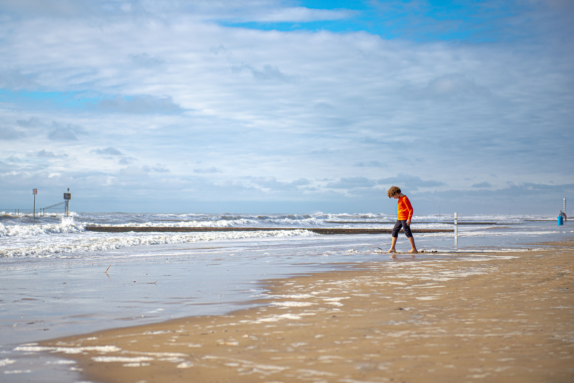 "The child who plays with the sea"