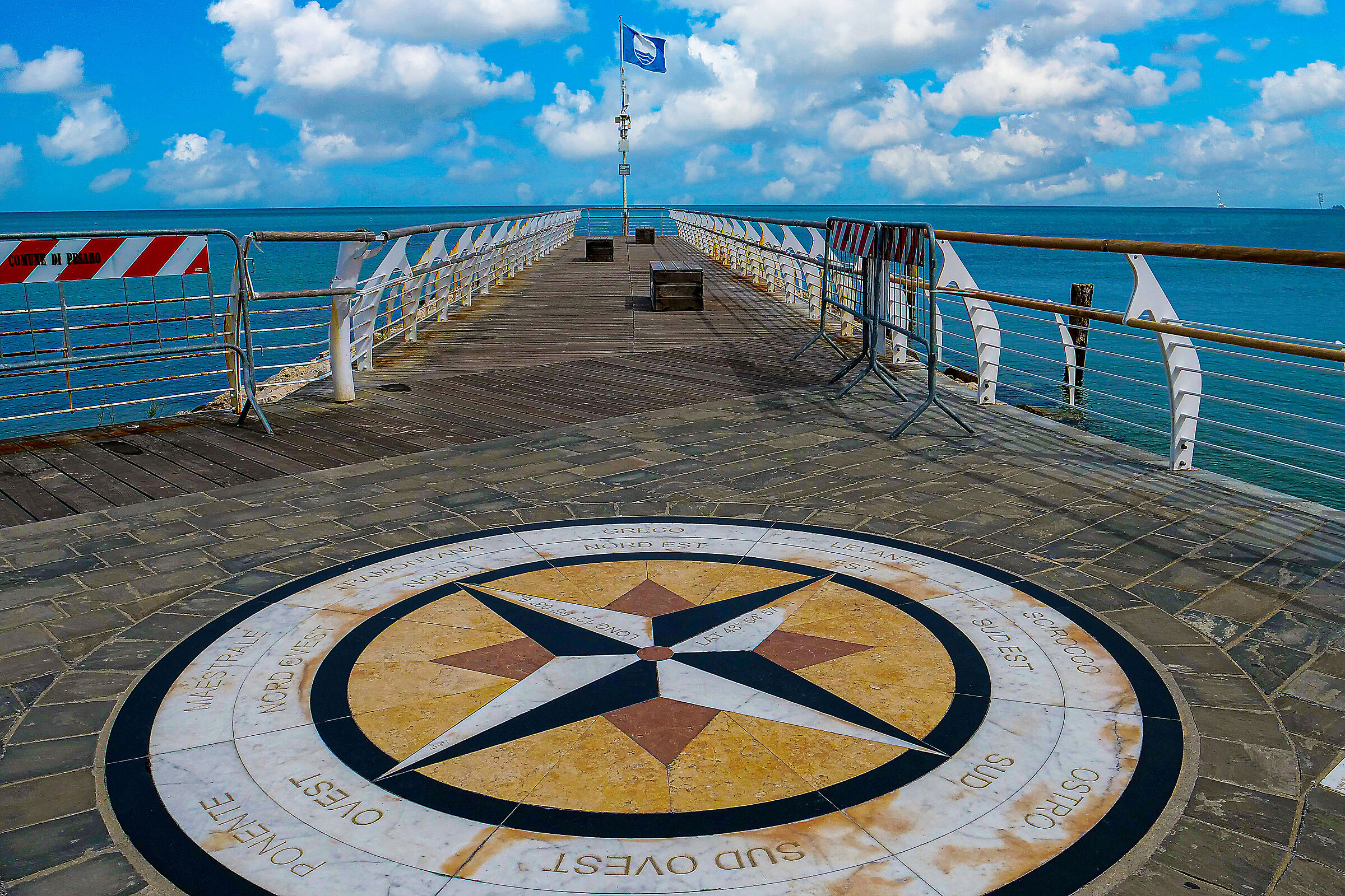Rosa dei Venti sul molo - Pesaro