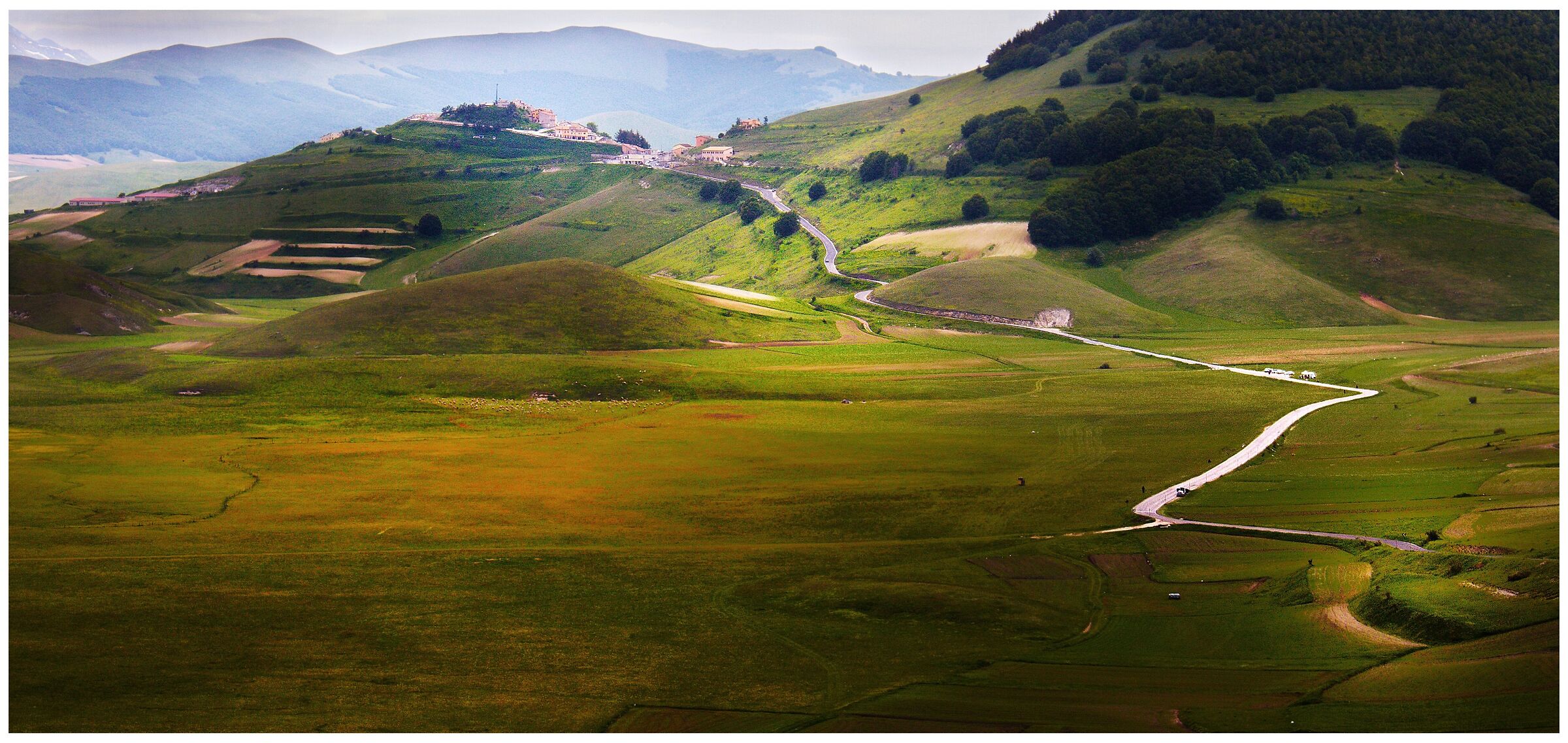 Castelluccio di Norcia la via al paese