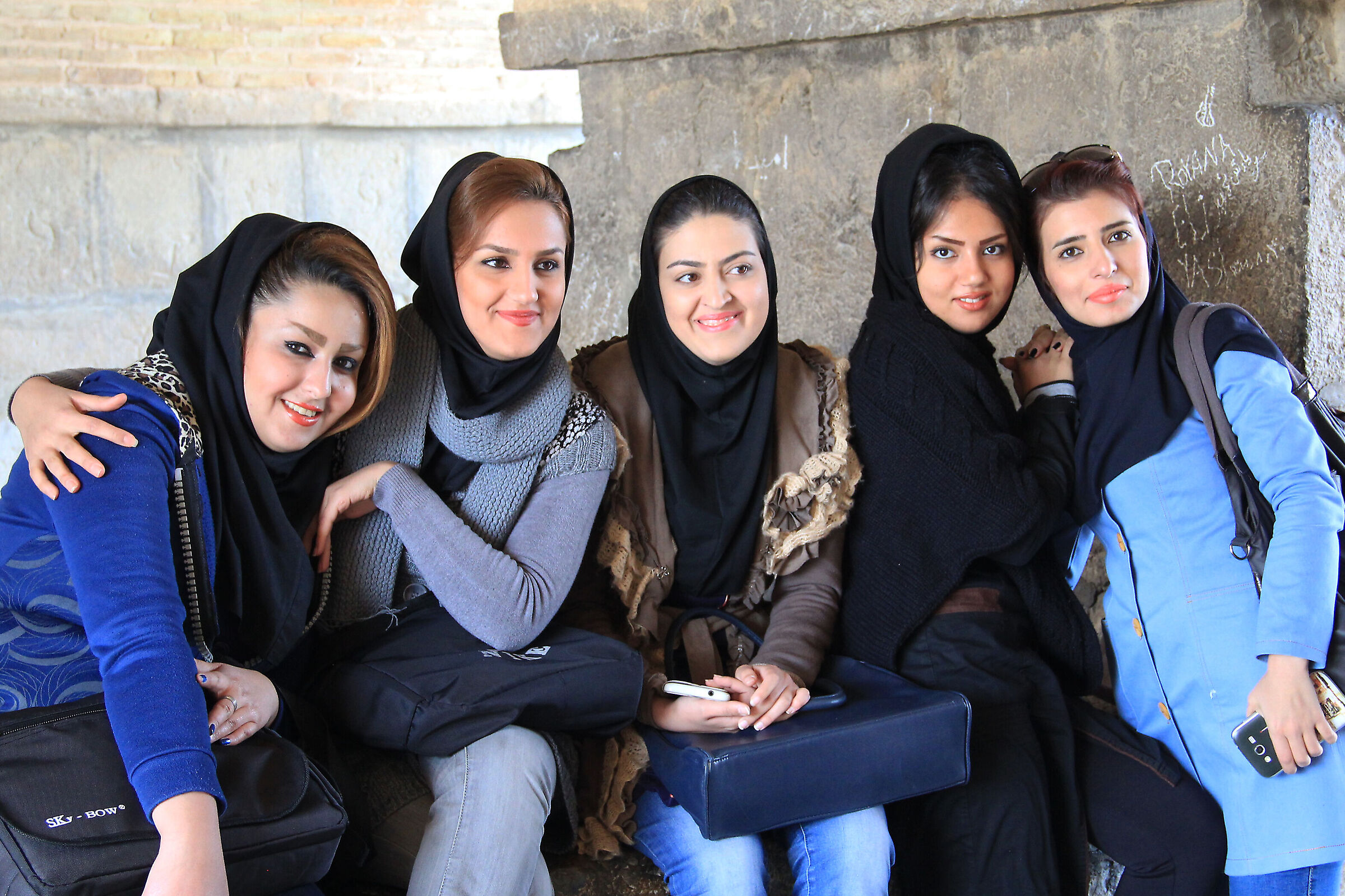 Gioiose ragazze sul ponte Khaju