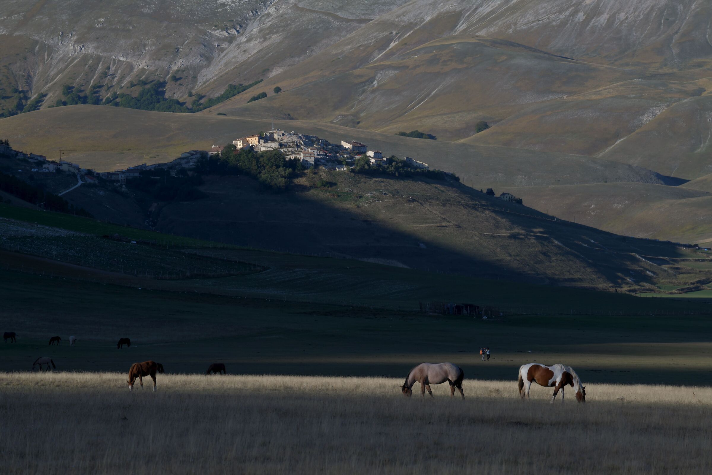 ultimi raggi di sole a Castelluccio di Norcia